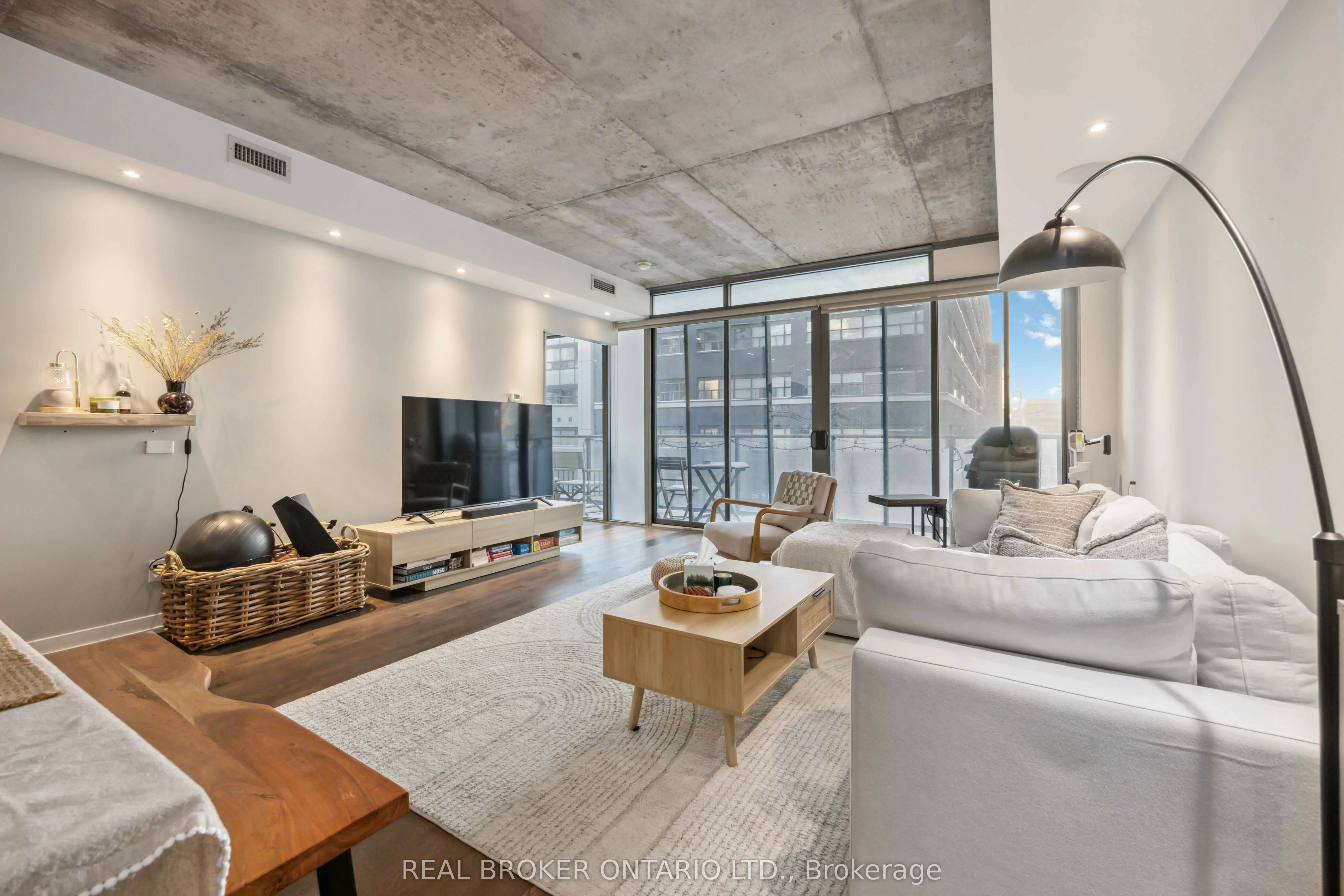 95 Bathurst Street, #222