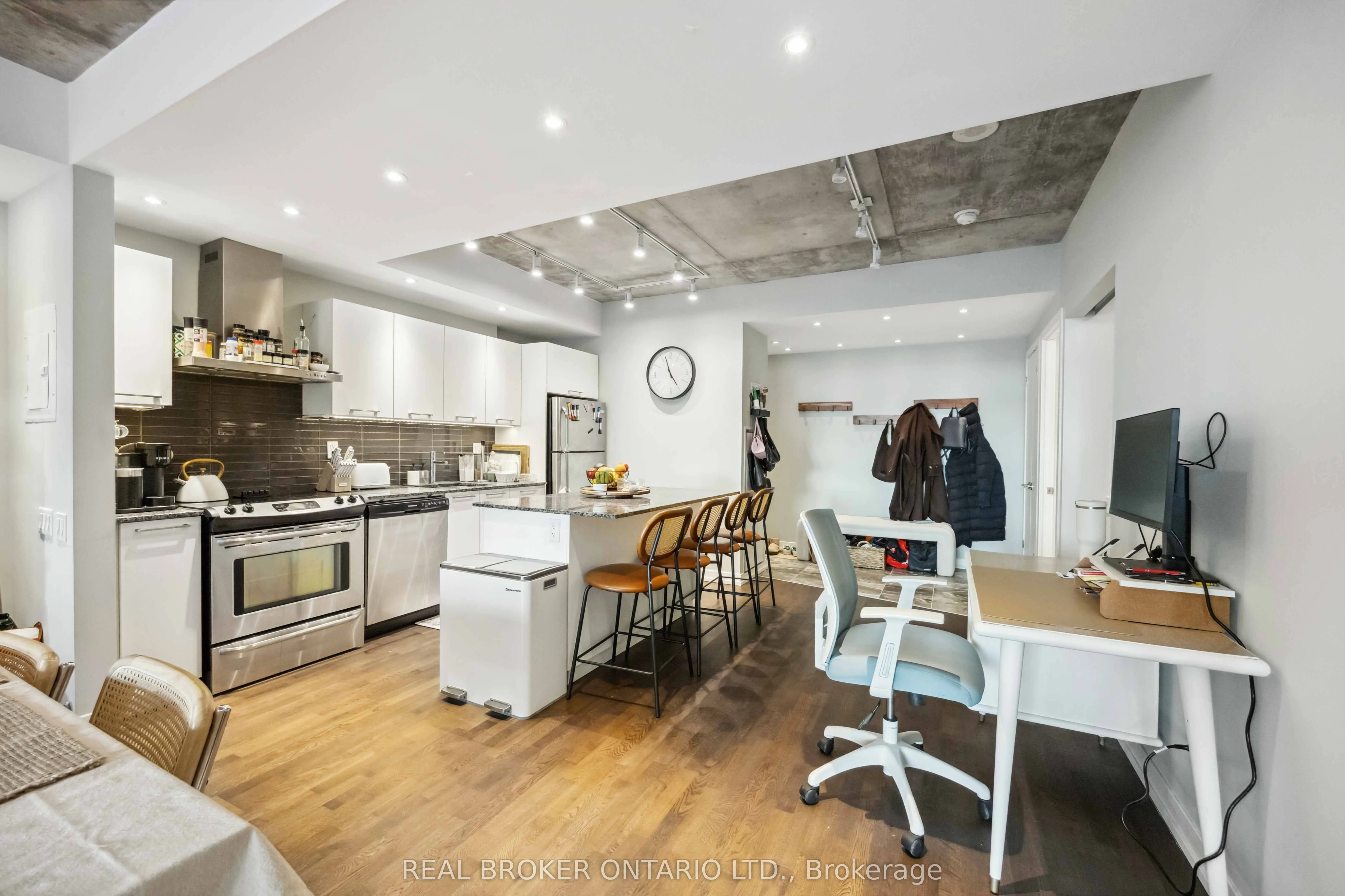 95 Bathurst Street, #222