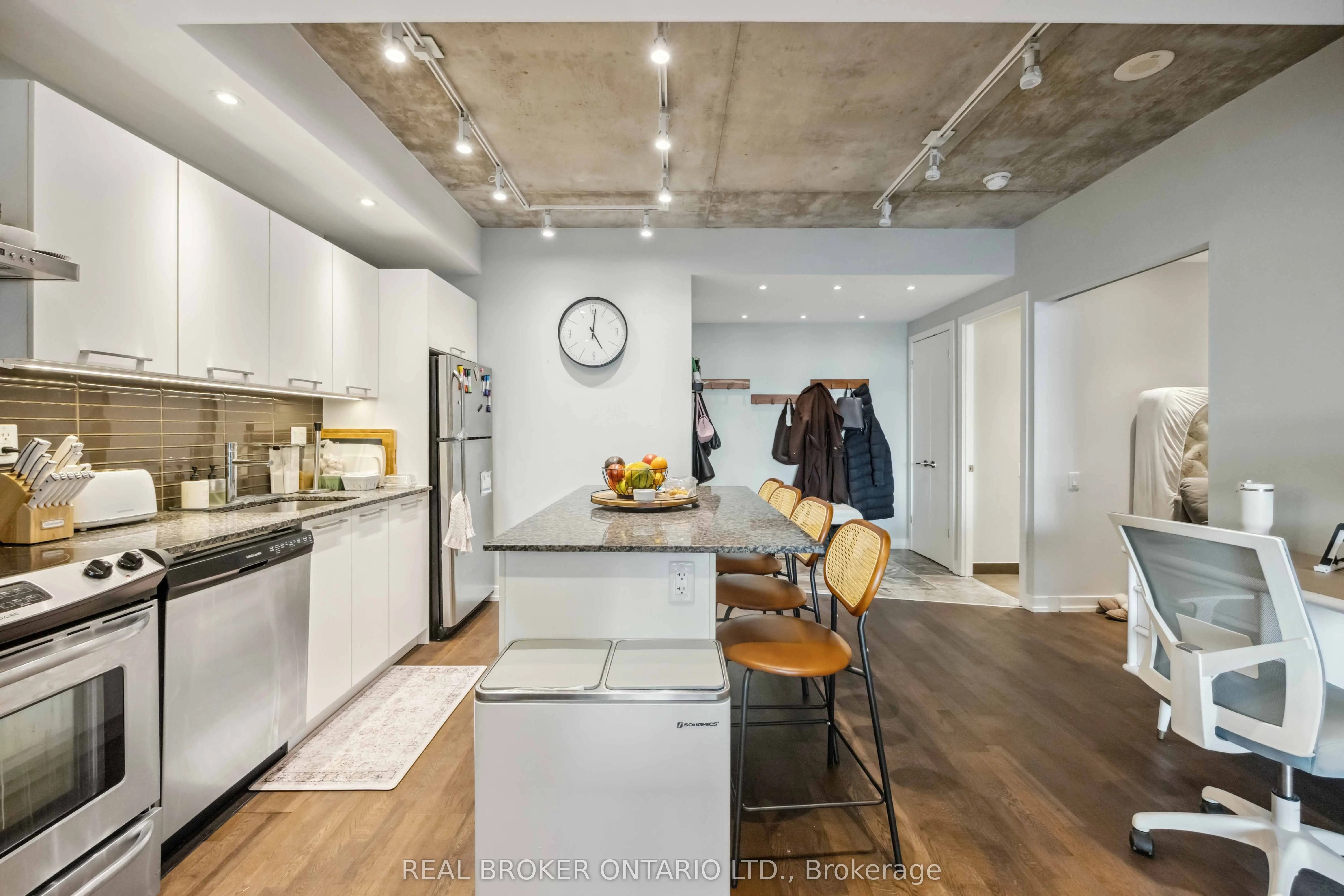 95 Bathurst Street, #222