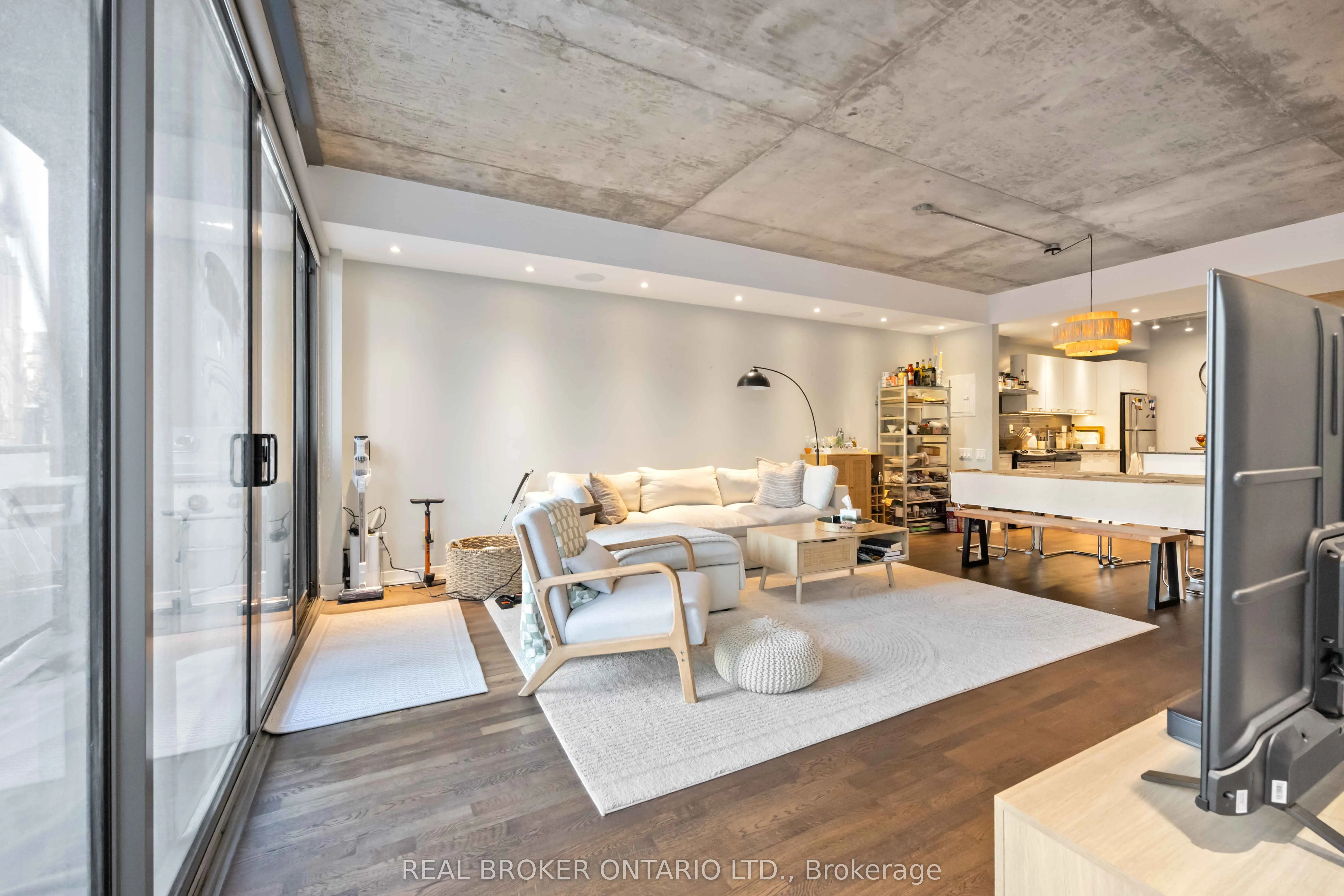 95 Bathurst Street, #222