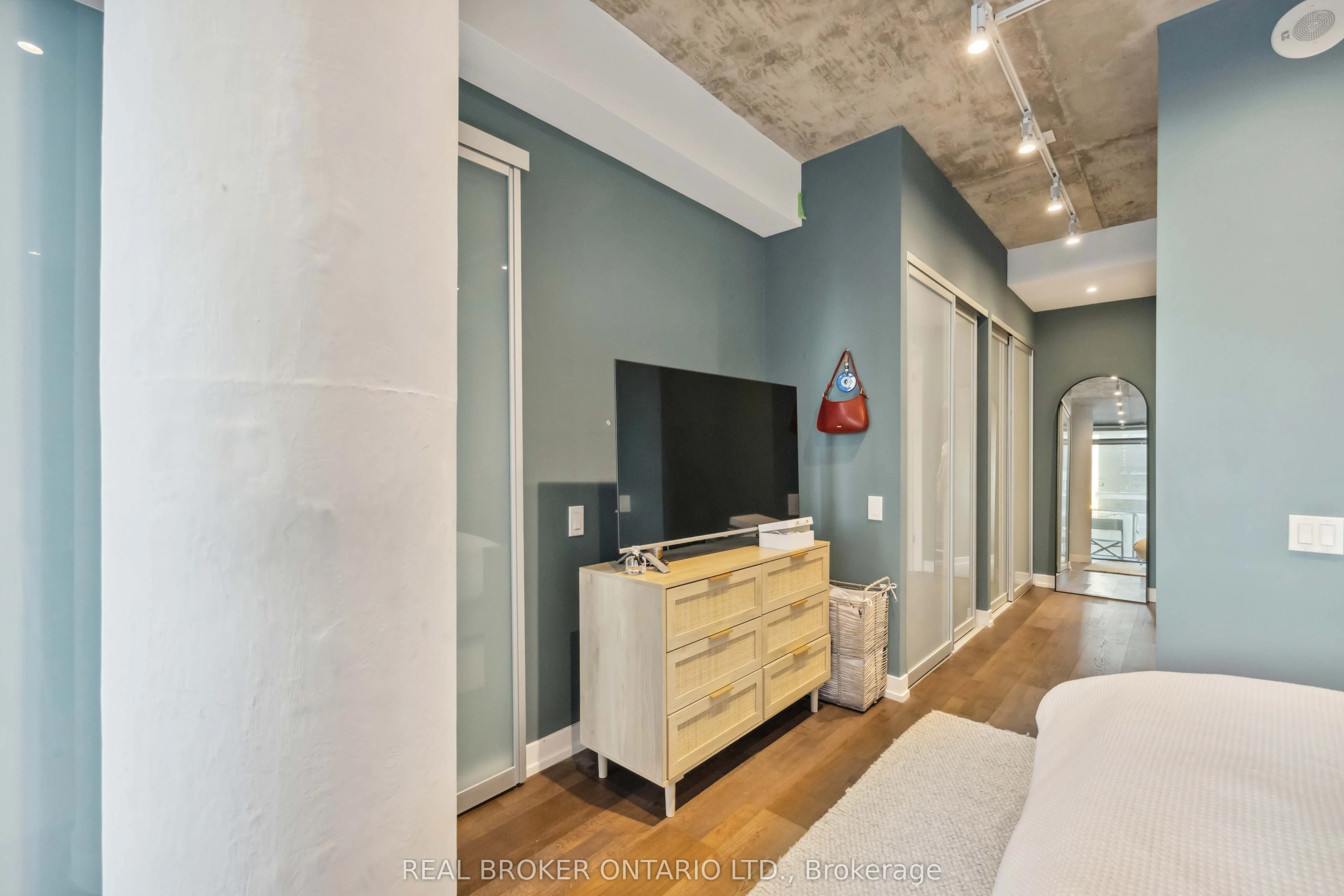 95 Bathurst Street, #222