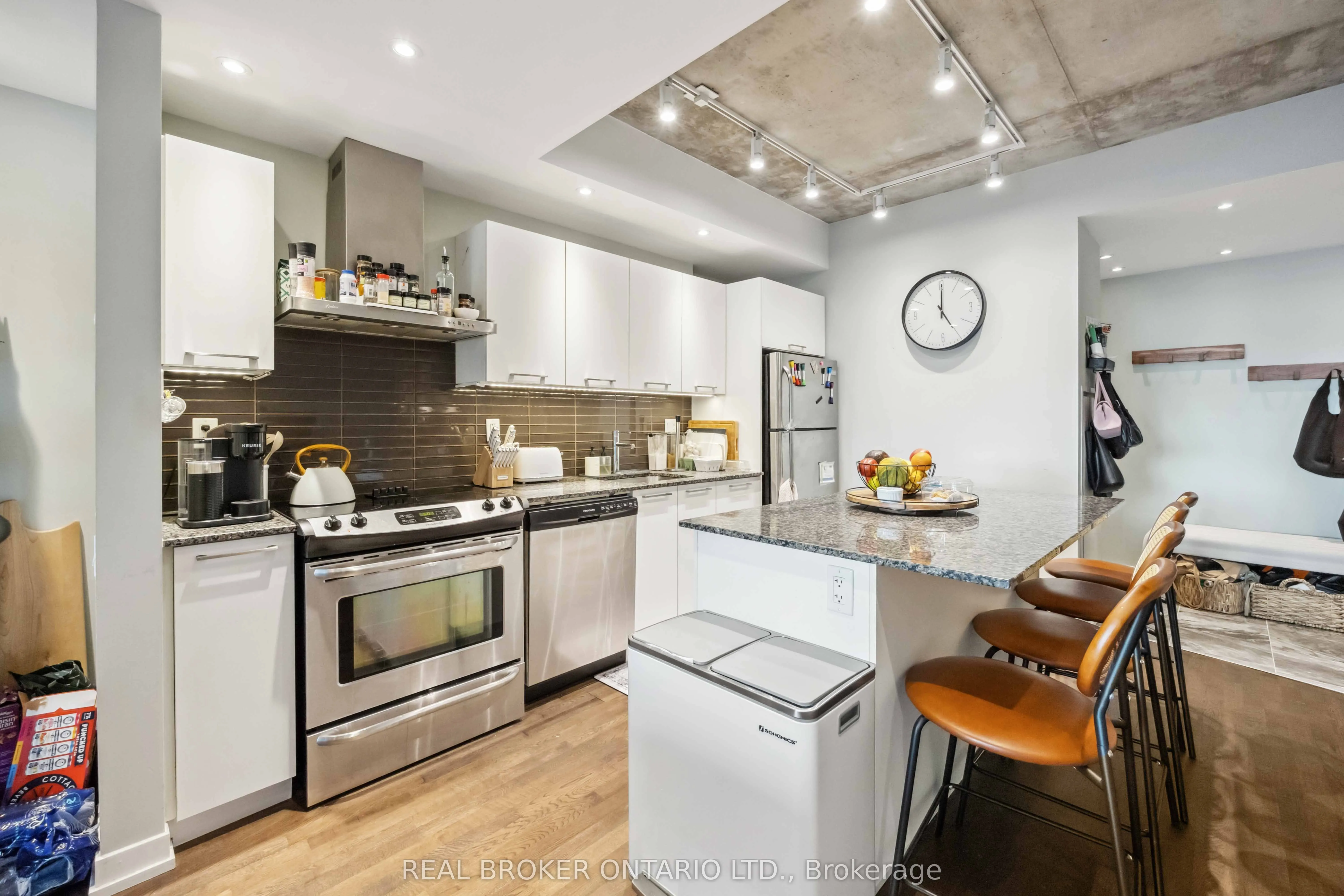 95 Bathurst Street, #222