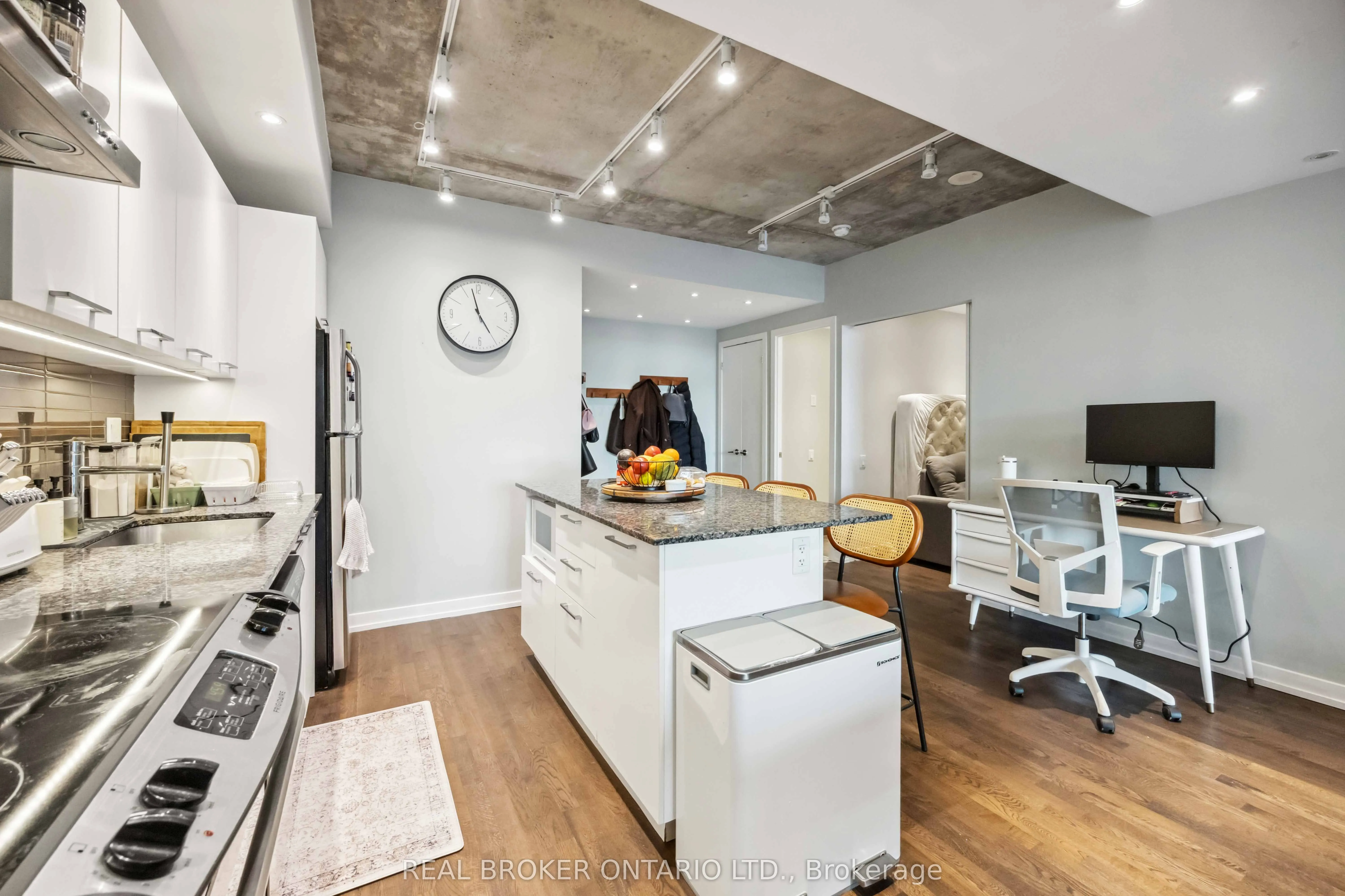 95 Bathurst Street, #222