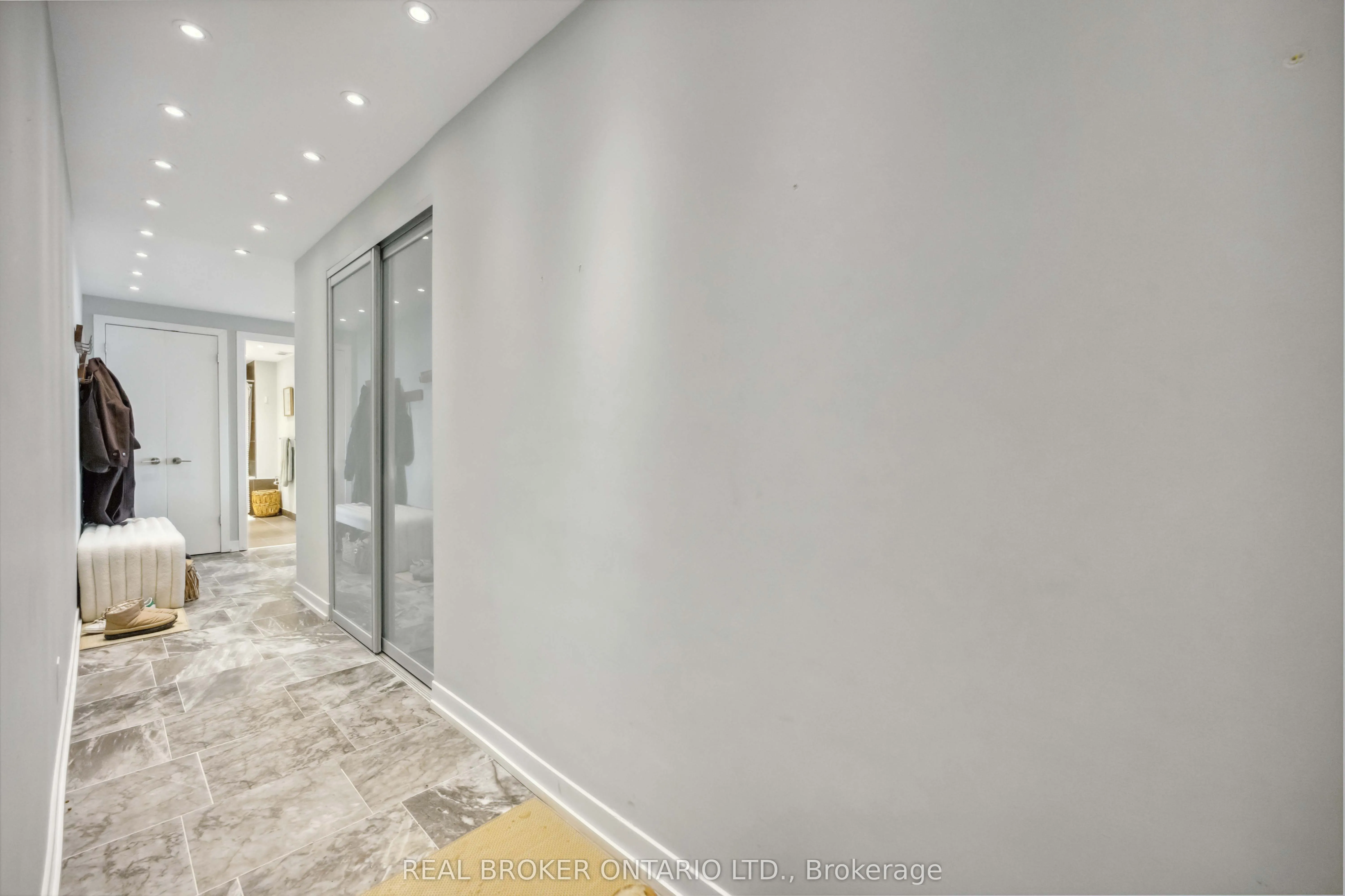 95 Bathurst Street, #222