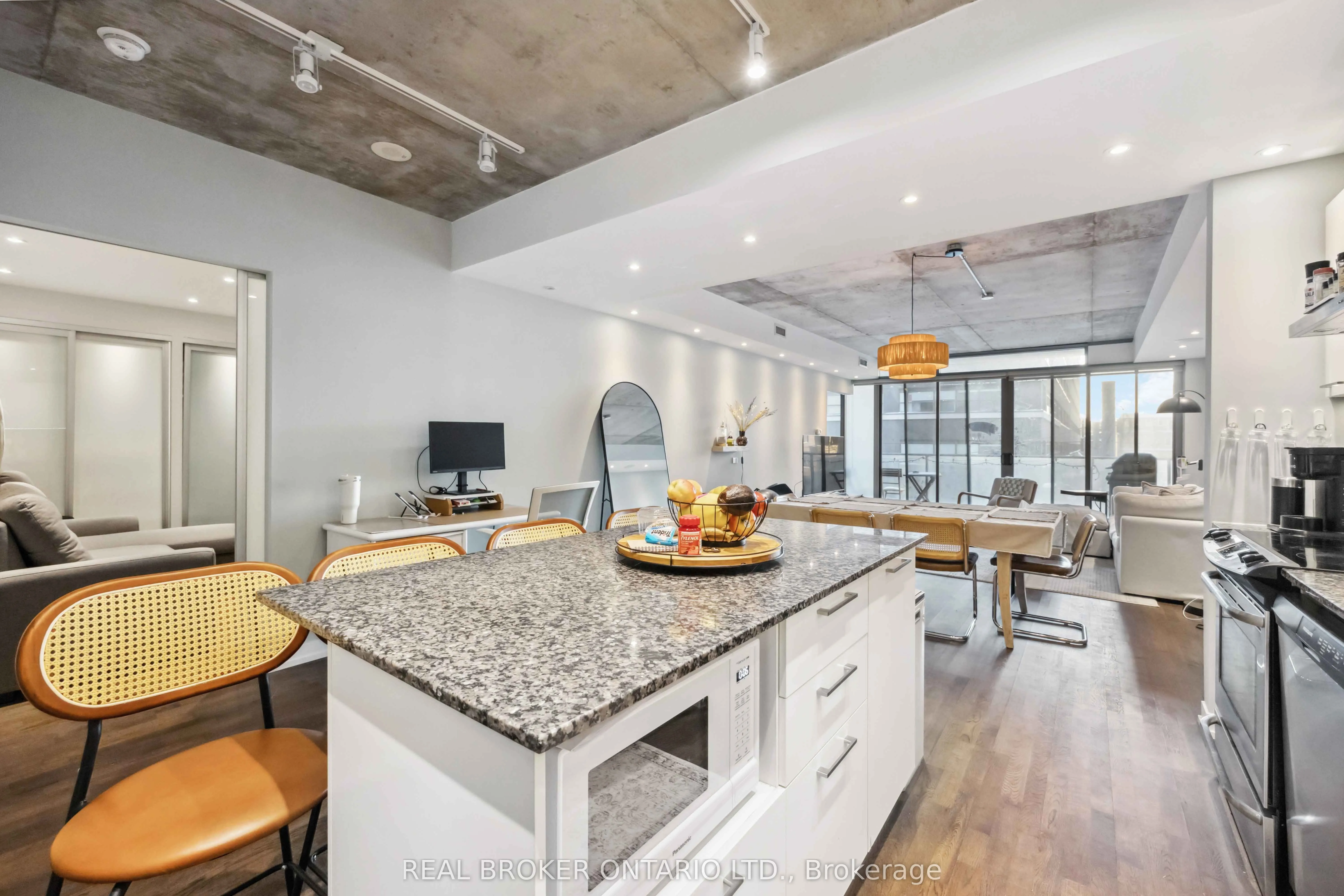 95 Bathurst Street, #222