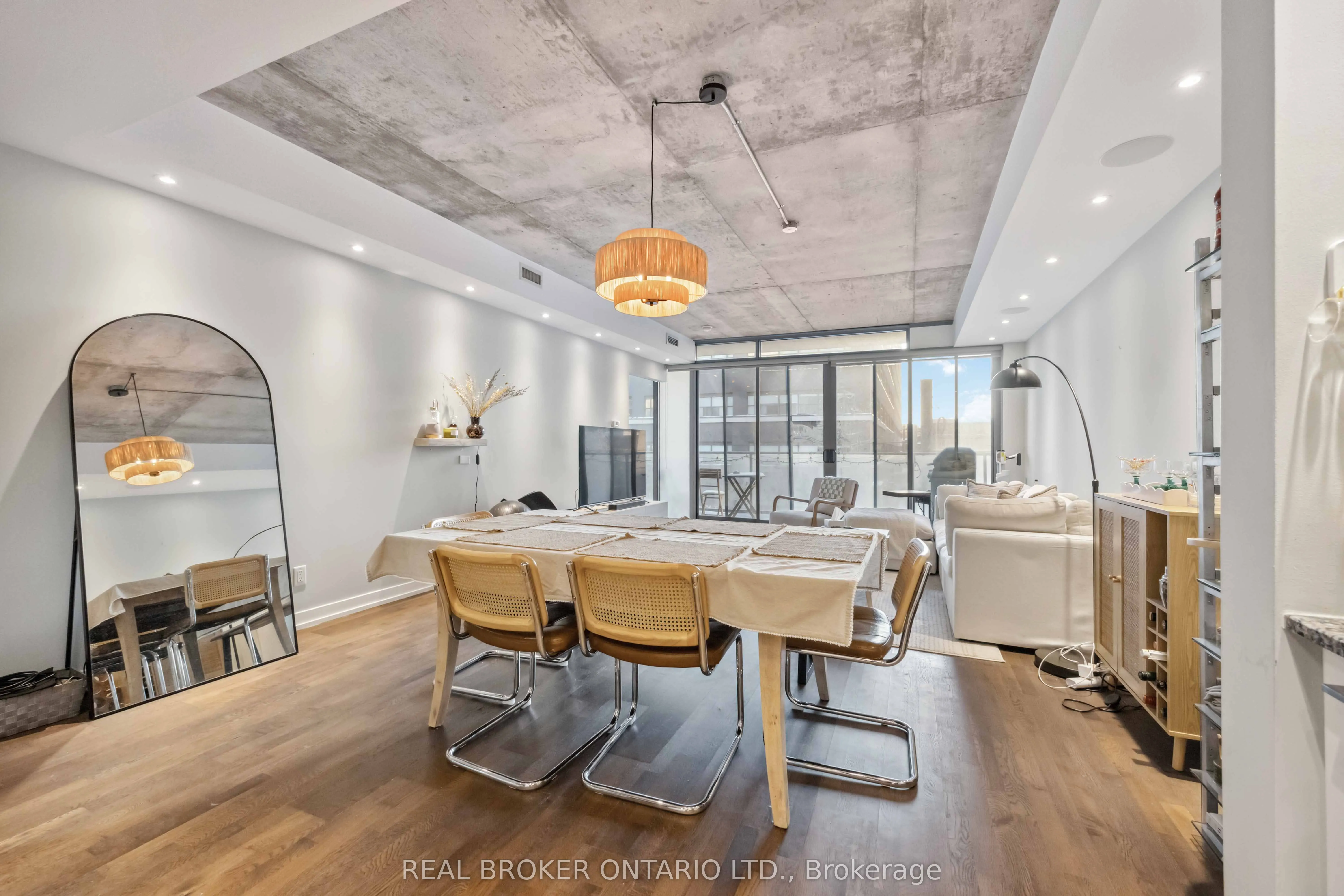95 Bathurst Street, #222