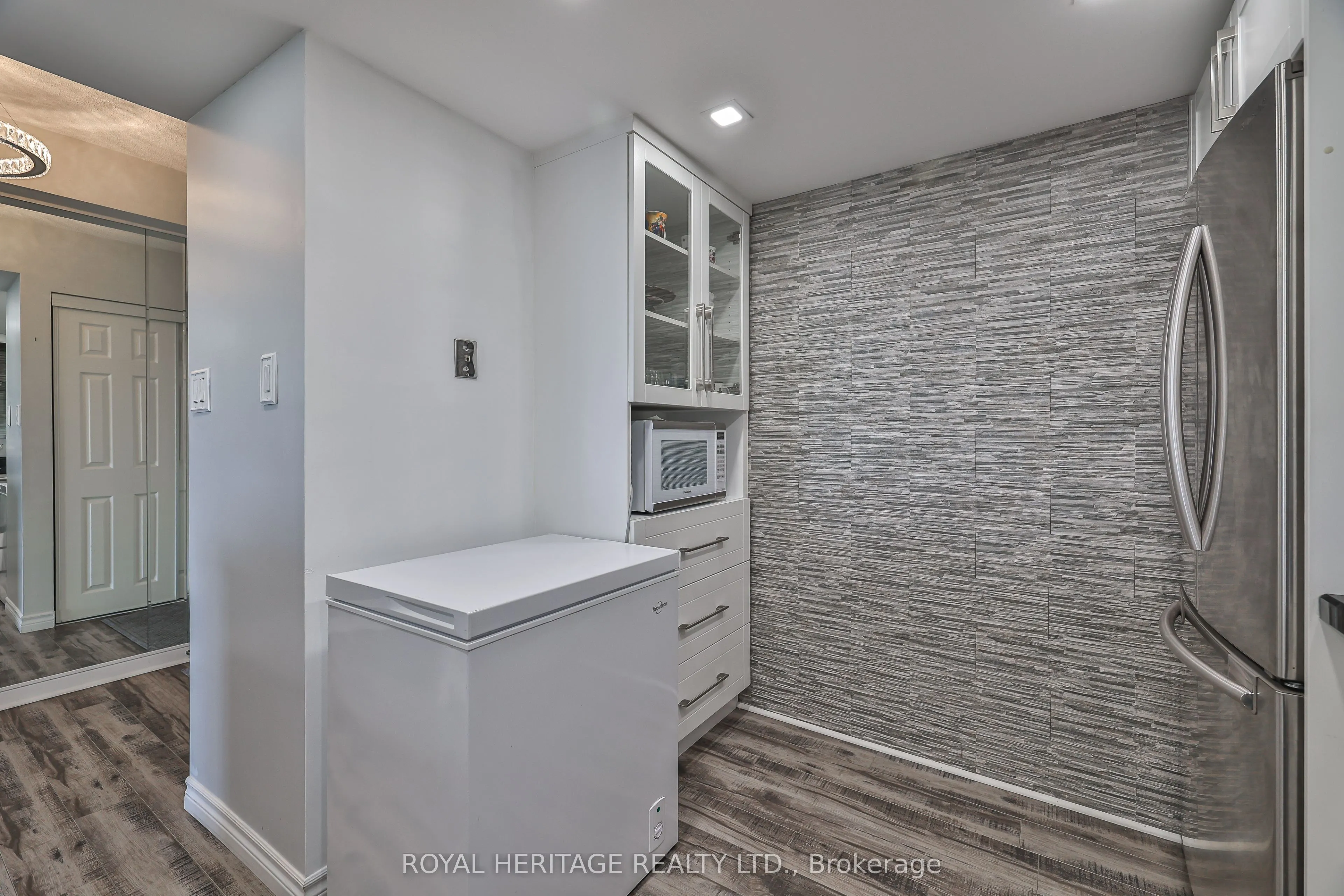 10 Torresdale Avenue, #806