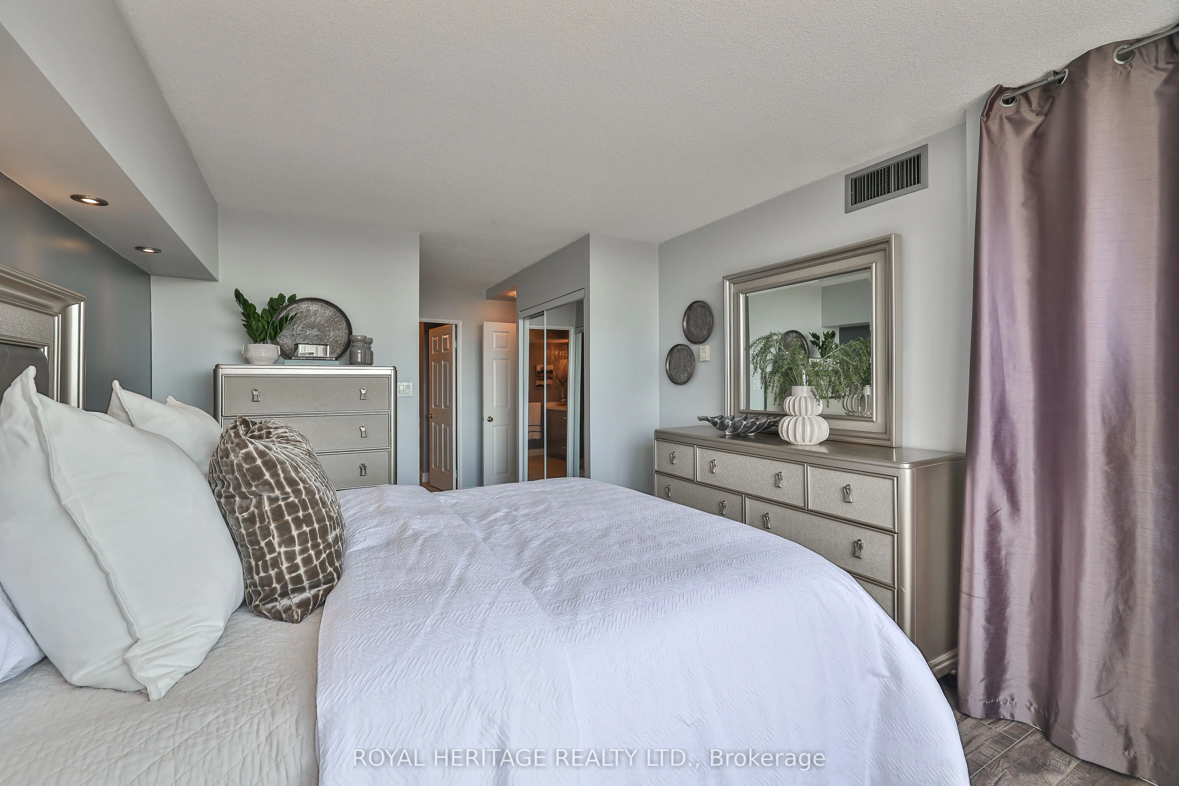 10 Torresdale Avenue, #806