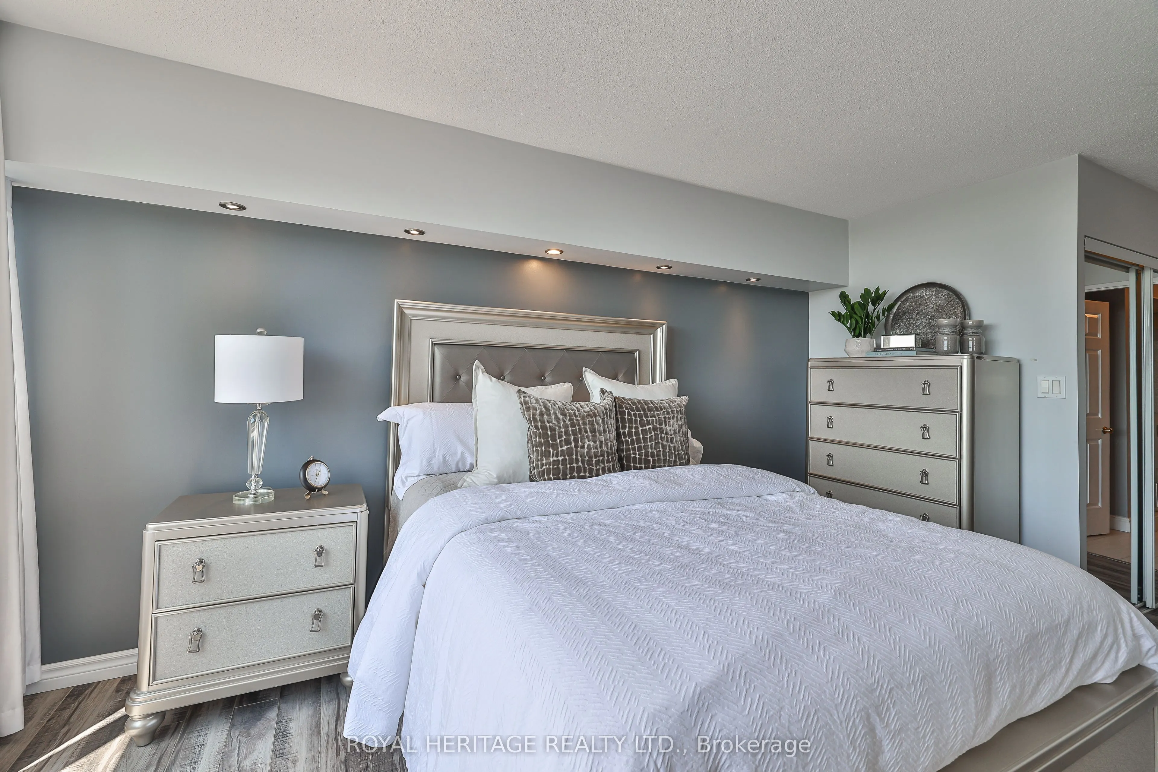 10 Torresdale Avenue, #806