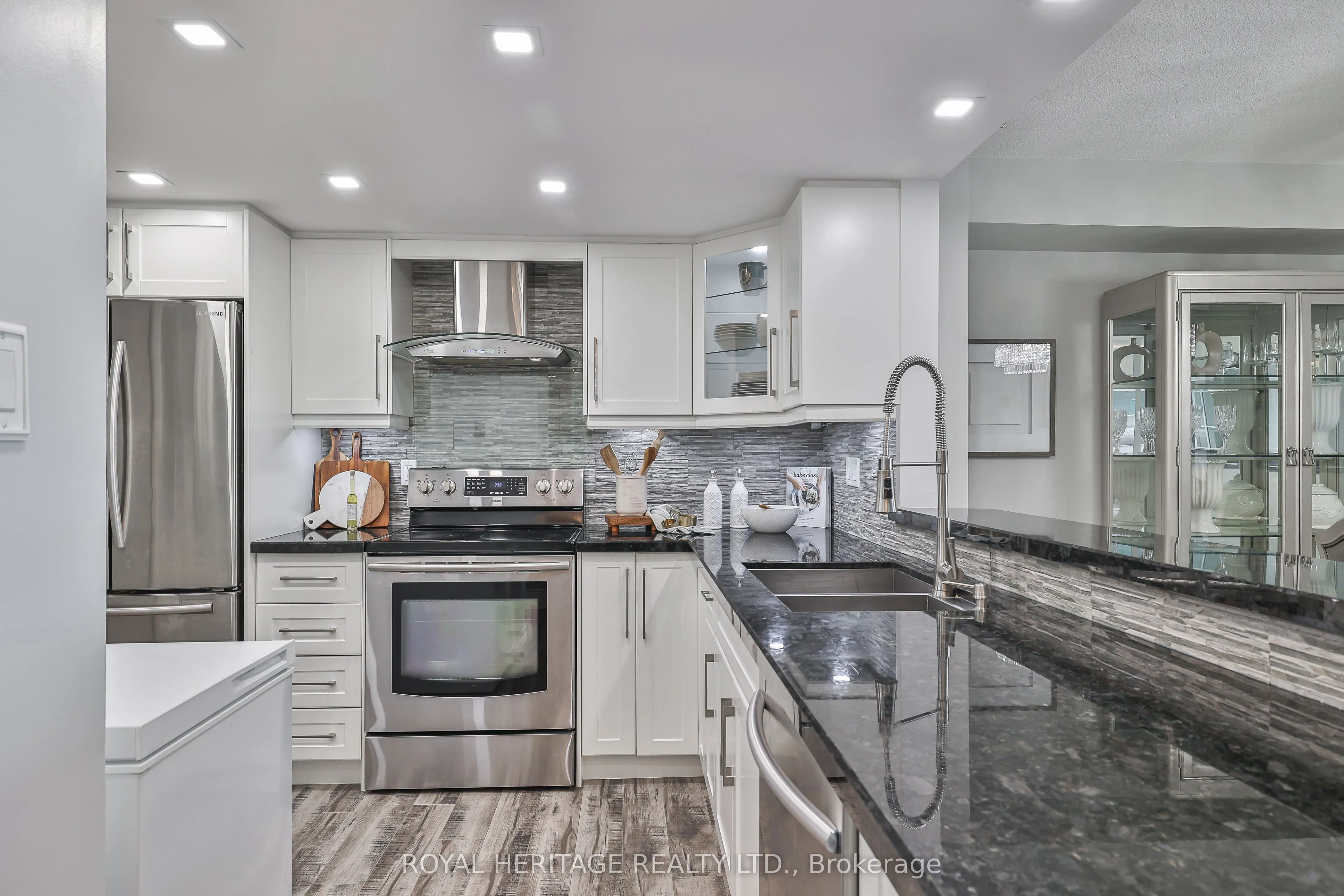 10 Torresdale Avenue, #806