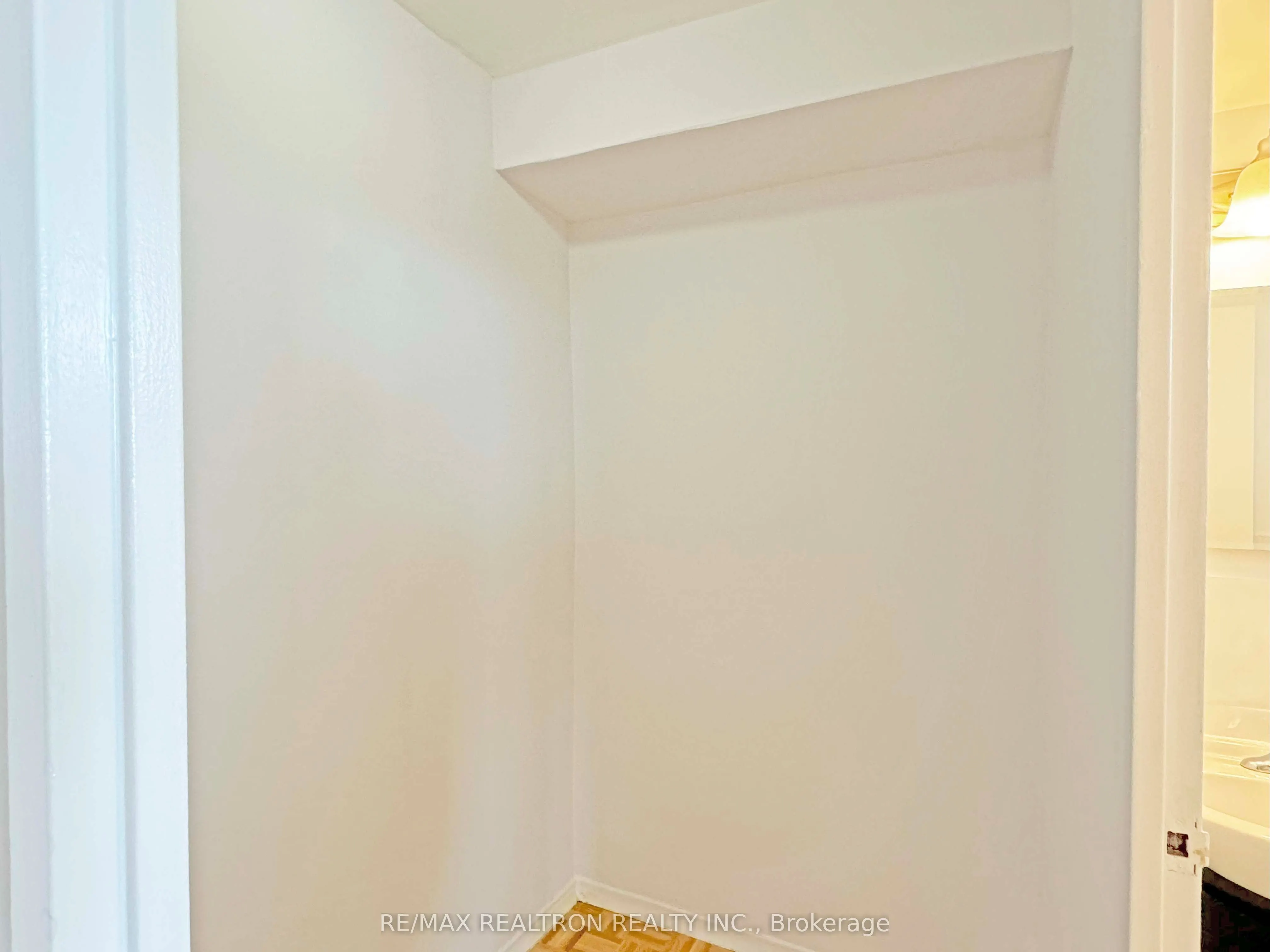525 Eglinton Avenue E, #900