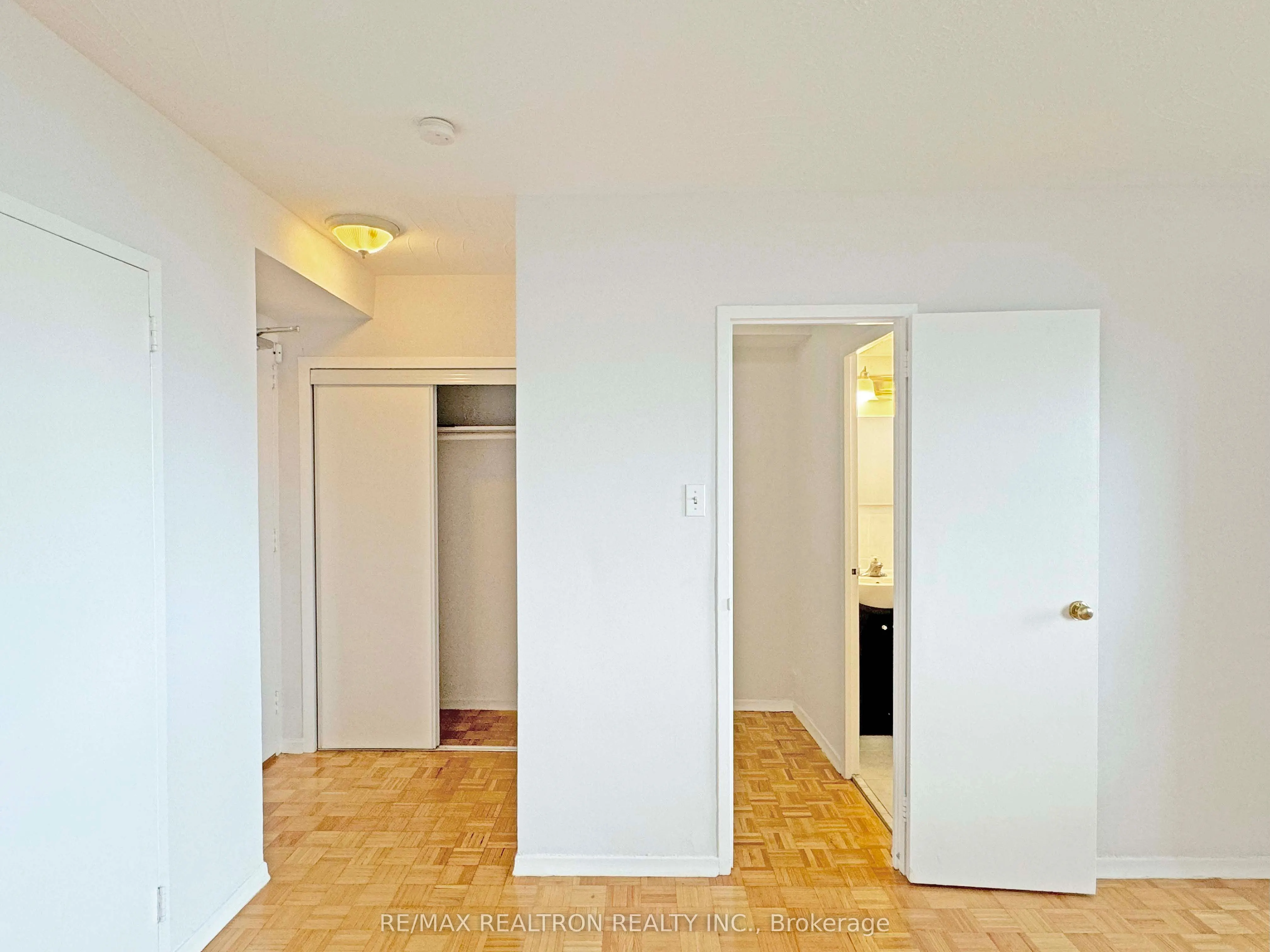 525 Eglinton Avenue E, #900