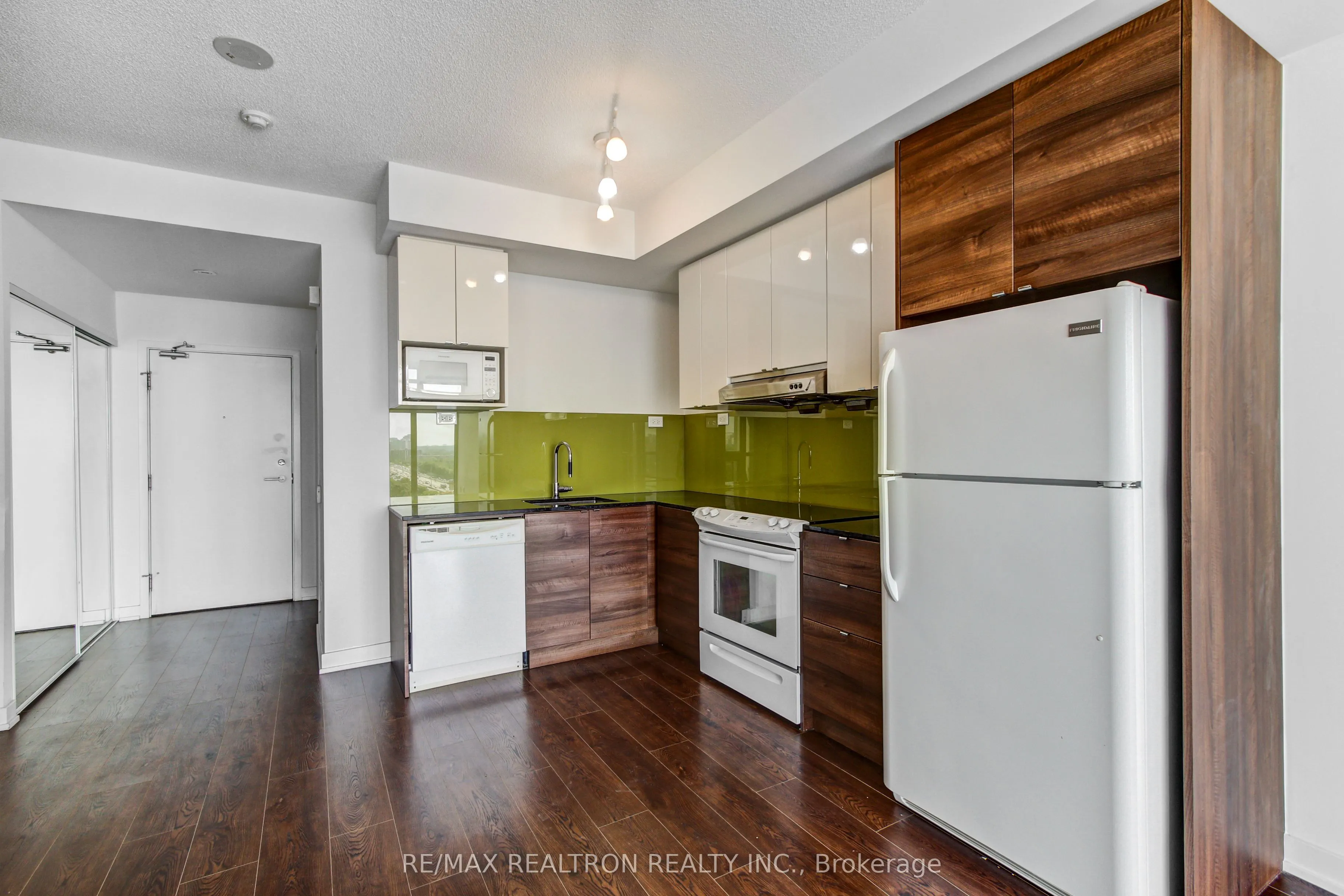 121 Mcmahon Drive, #2815