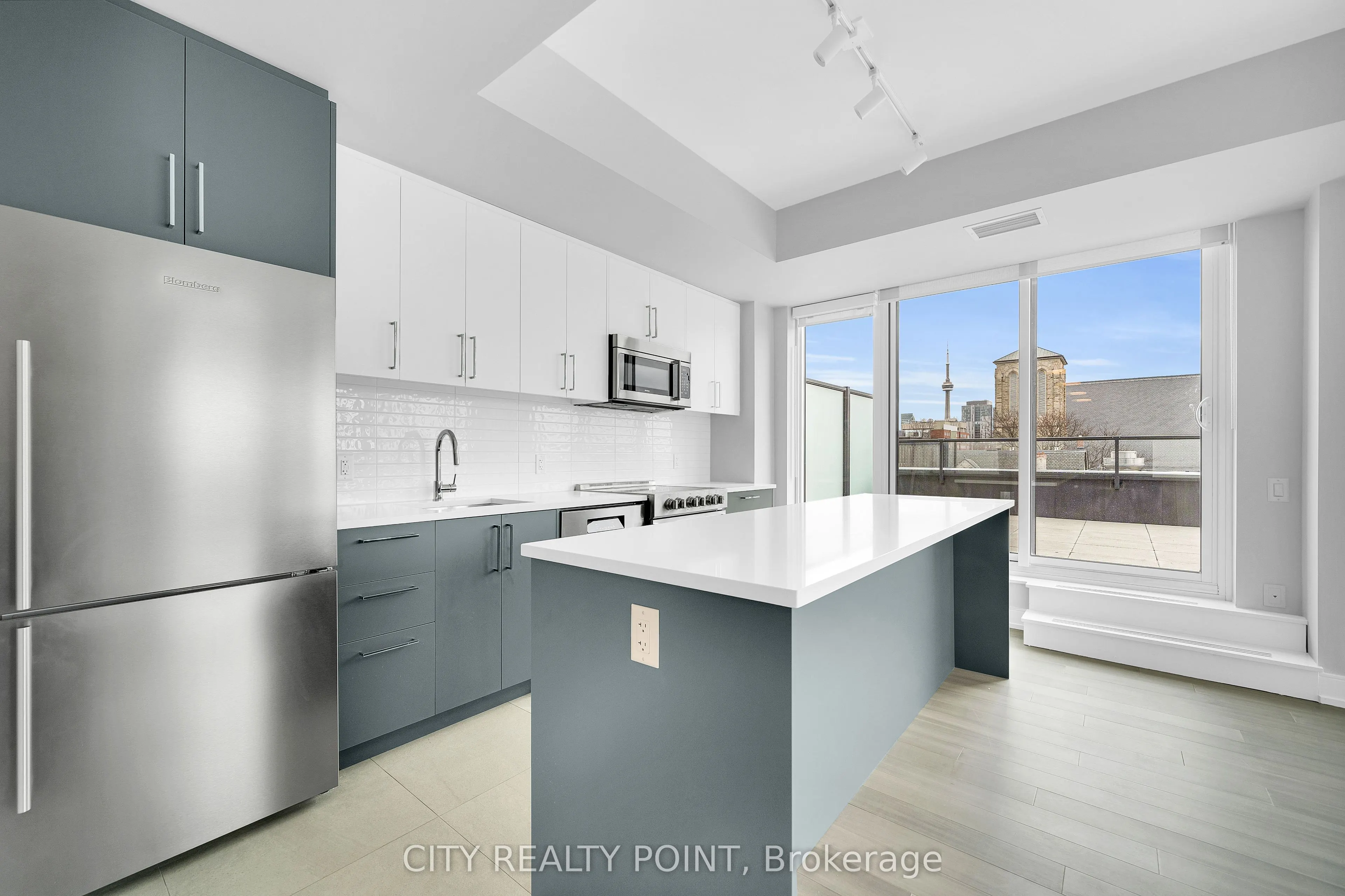 664 Spadina Avenue, #411