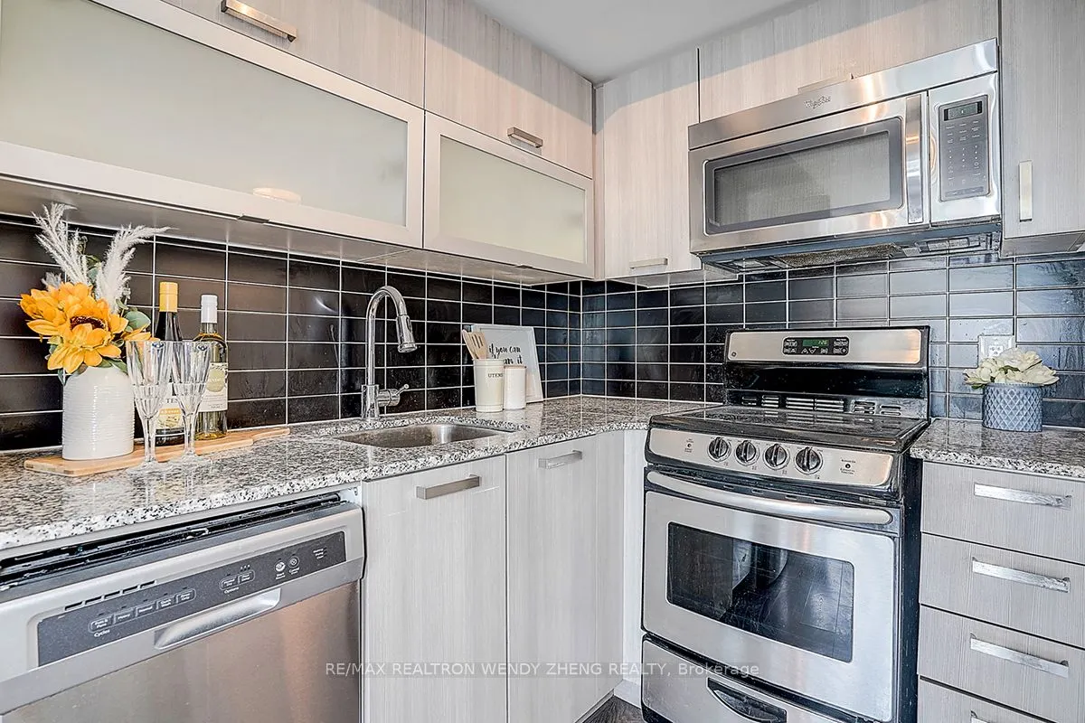 68 Abell Street, #827