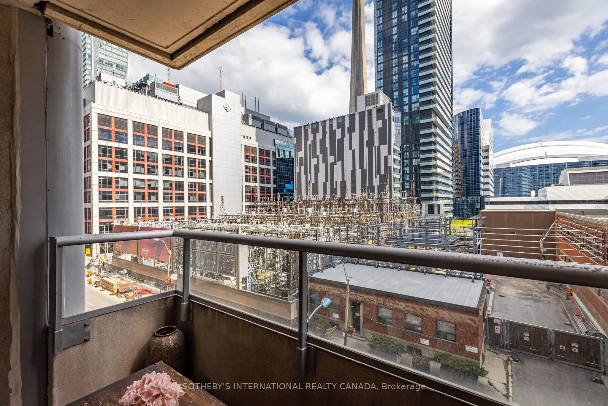 250 Wellington Street W, #535
