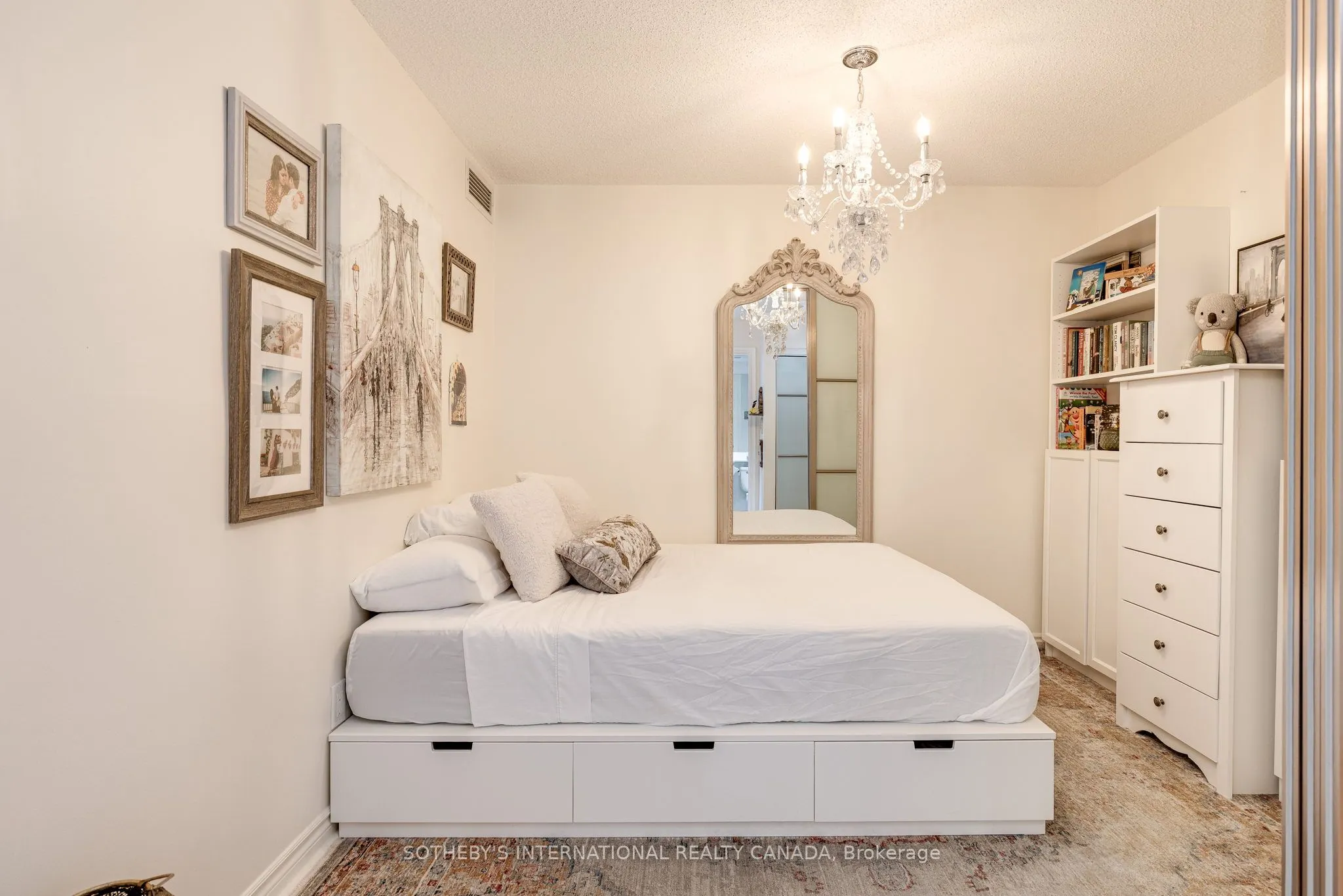 250 Wellington Street W, #535