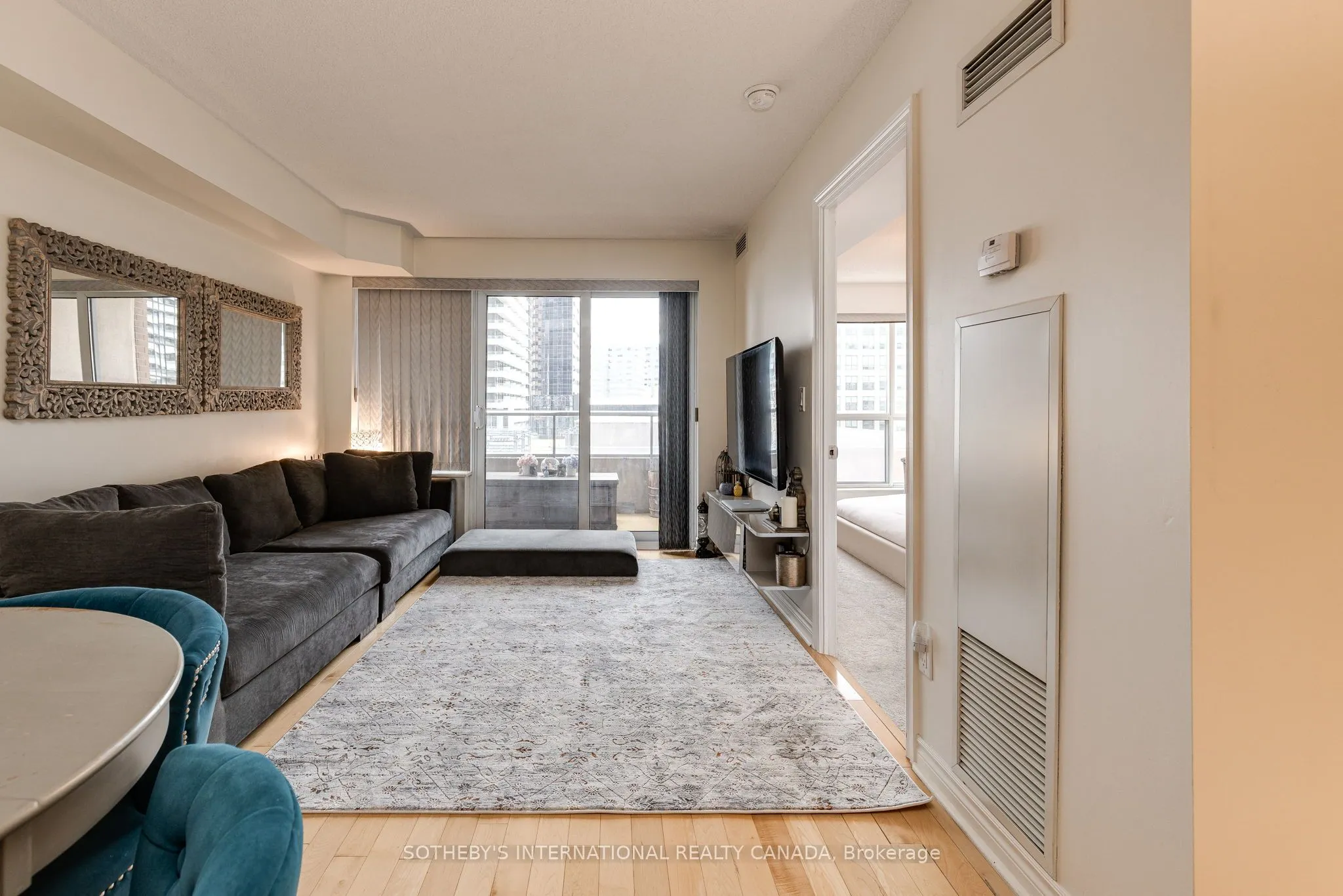 250 Wellington Street W, #535