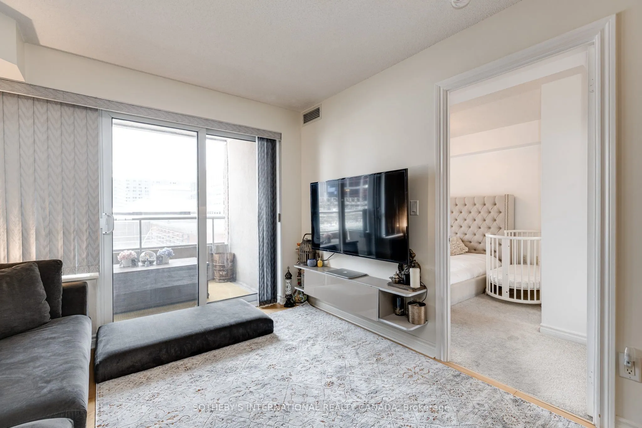 250 Wellington Street W, #535
