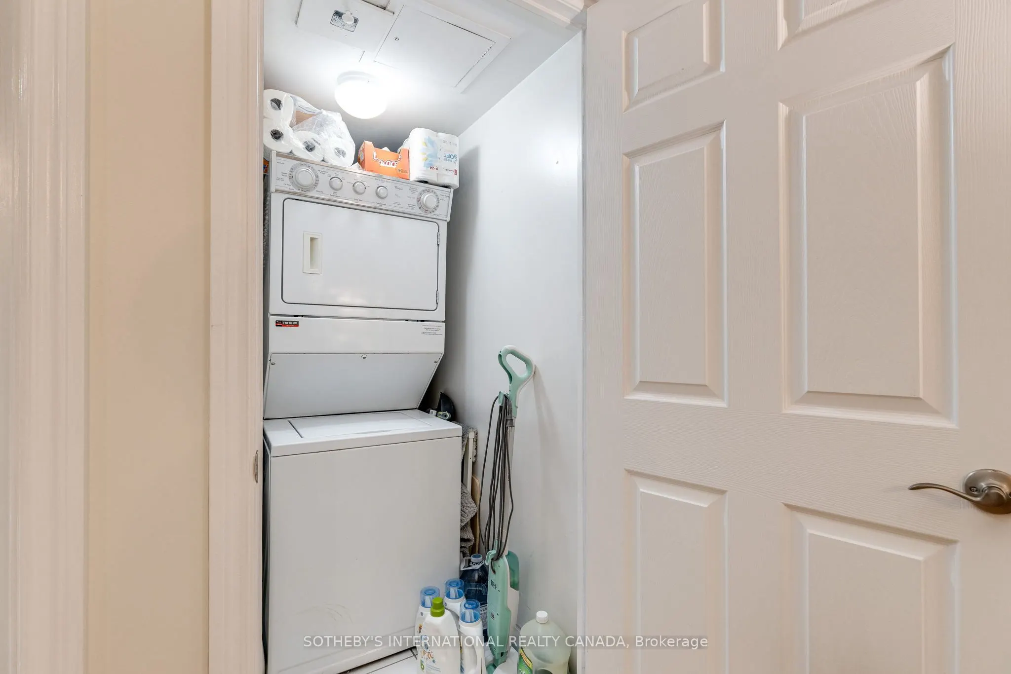 250 Wellington Street W, #535