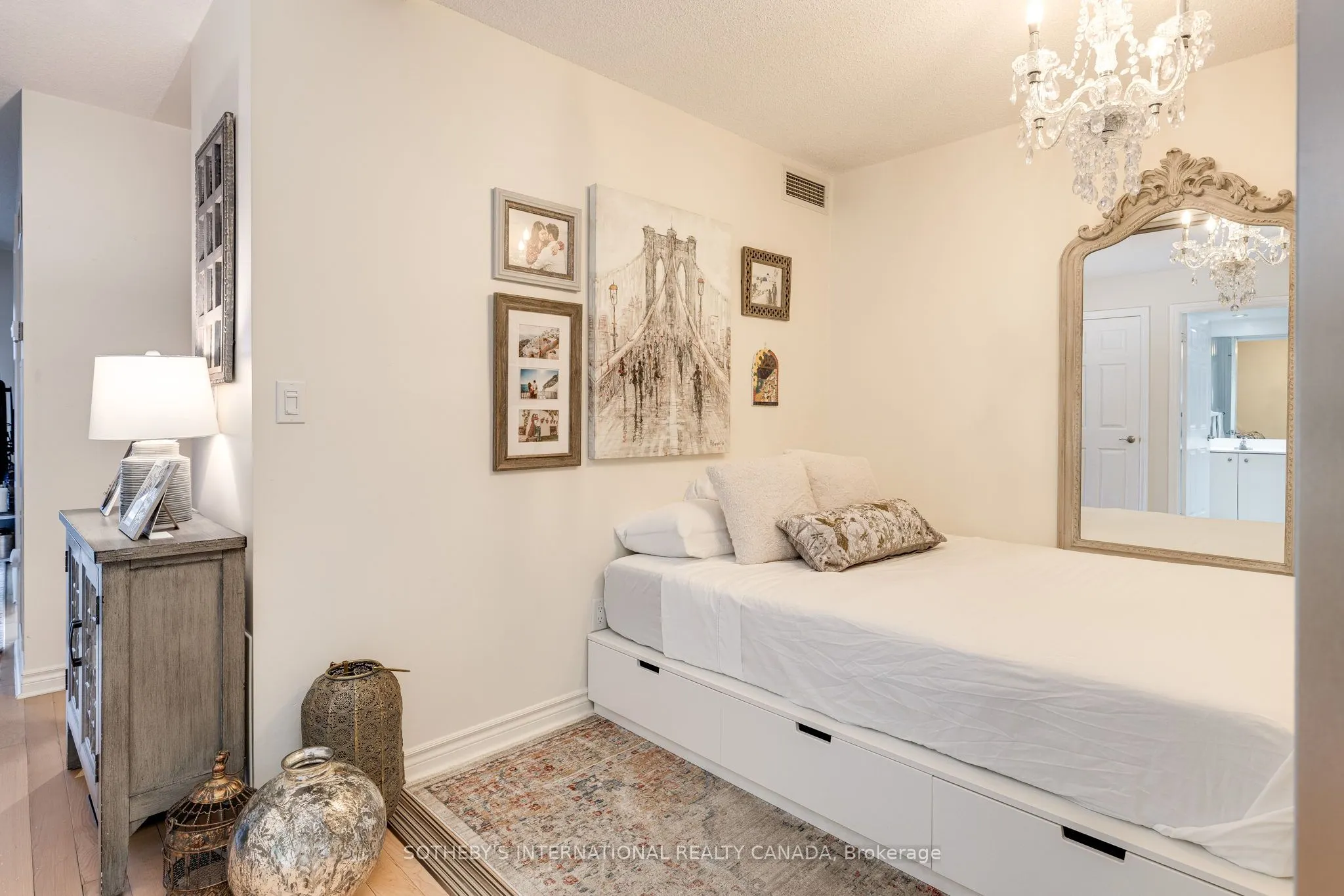 250 Wellington Street W, #535