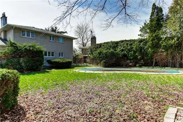 6 Greenyards Drive