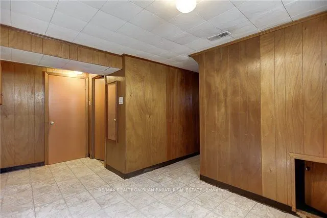 6 Greenyards Drive