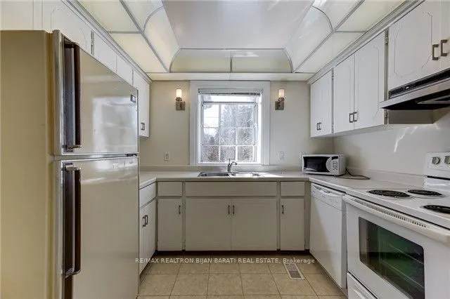 6 Greenyards Drive