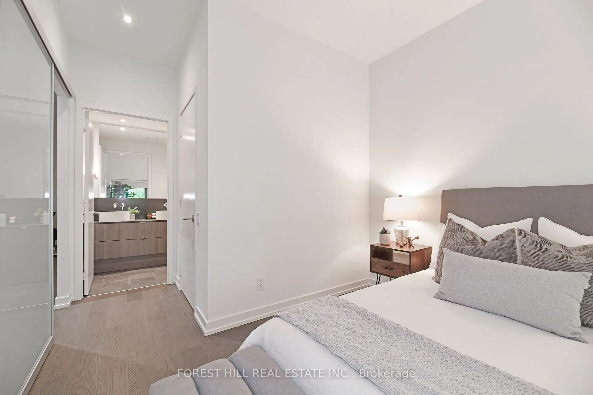 161 Roehampton Avenue, #102