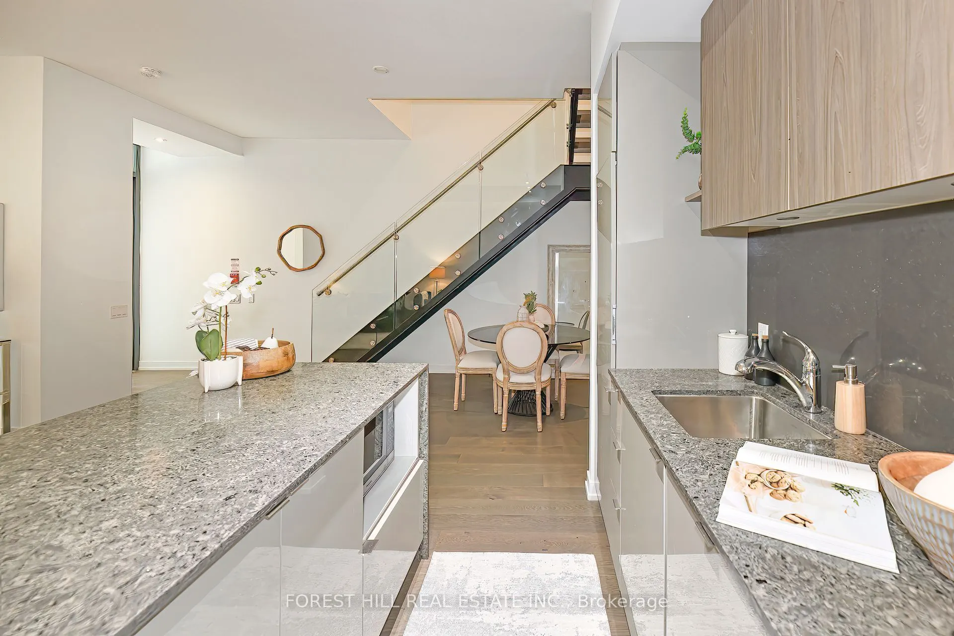 161 Roehampton Avenue, #102