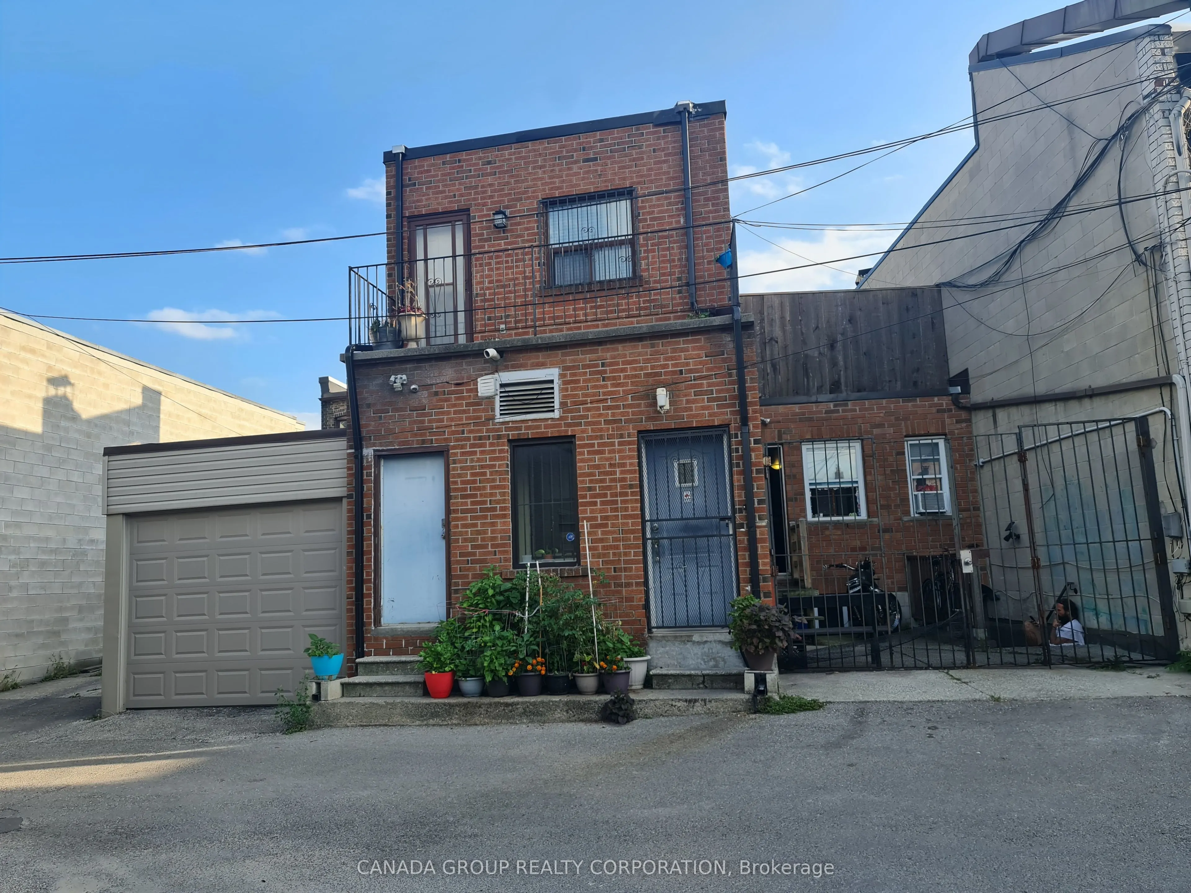 1584 Dundas Street W