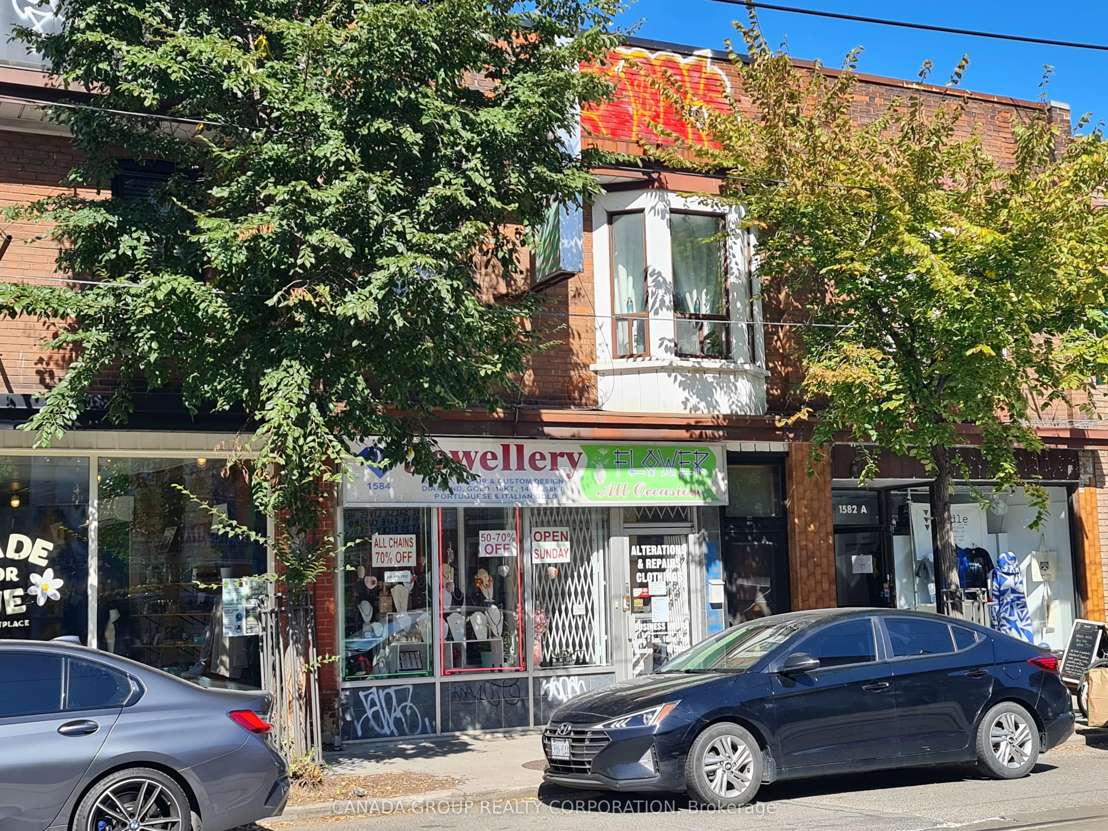1584 Dundas Street W