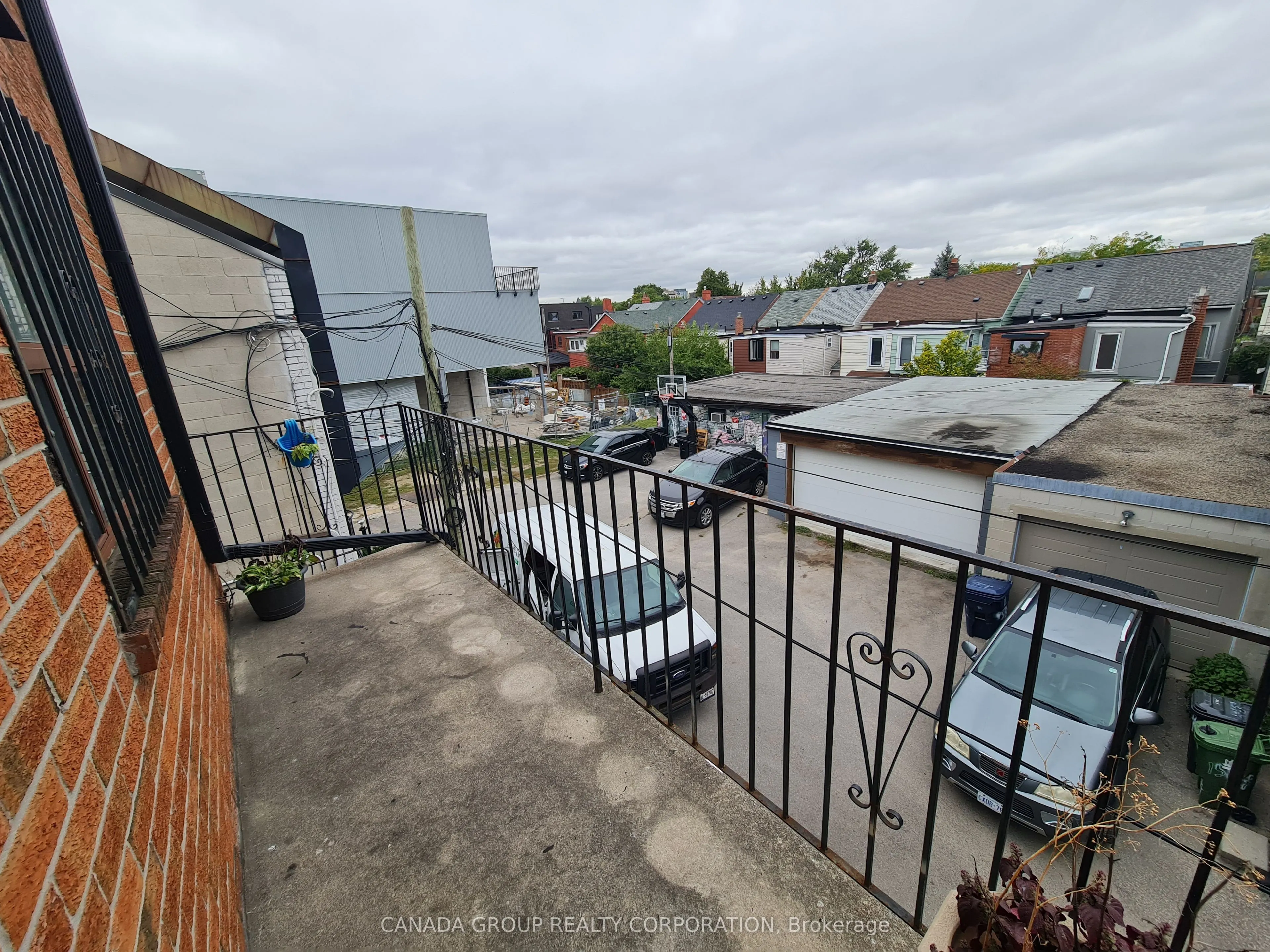 1584 Dundas Street W