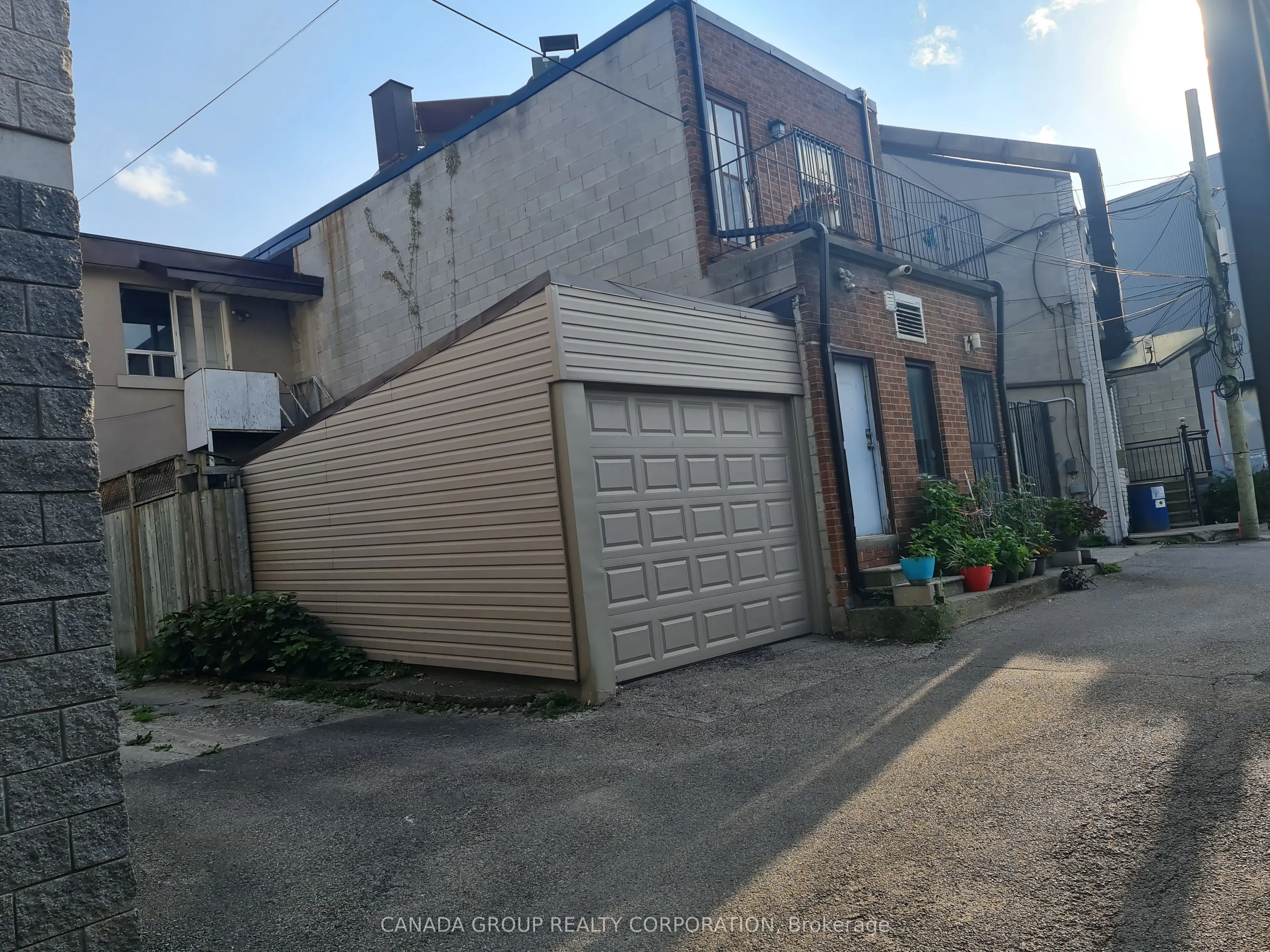 1584 Dundas Street W