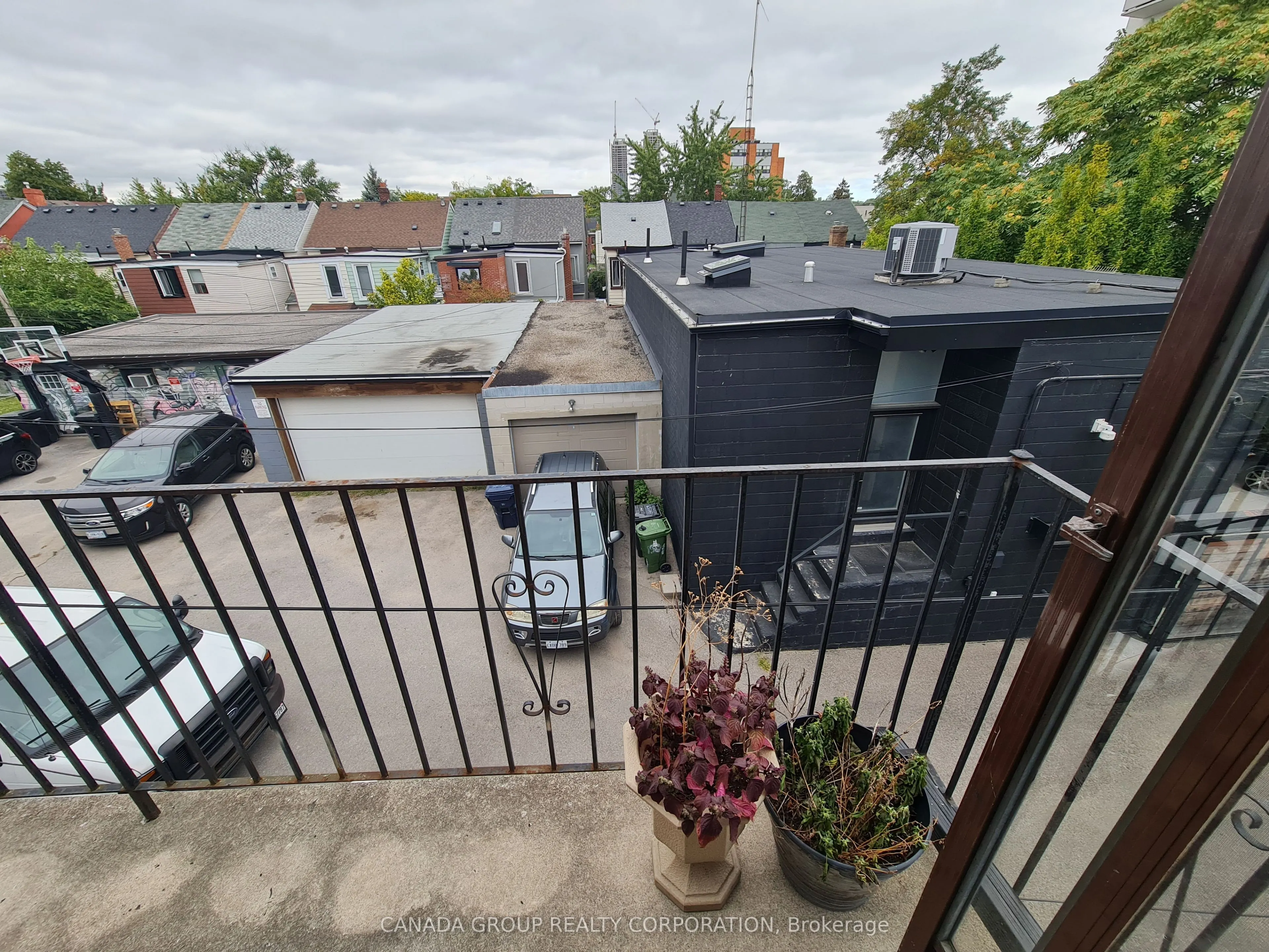 1584 Dundas Street W
