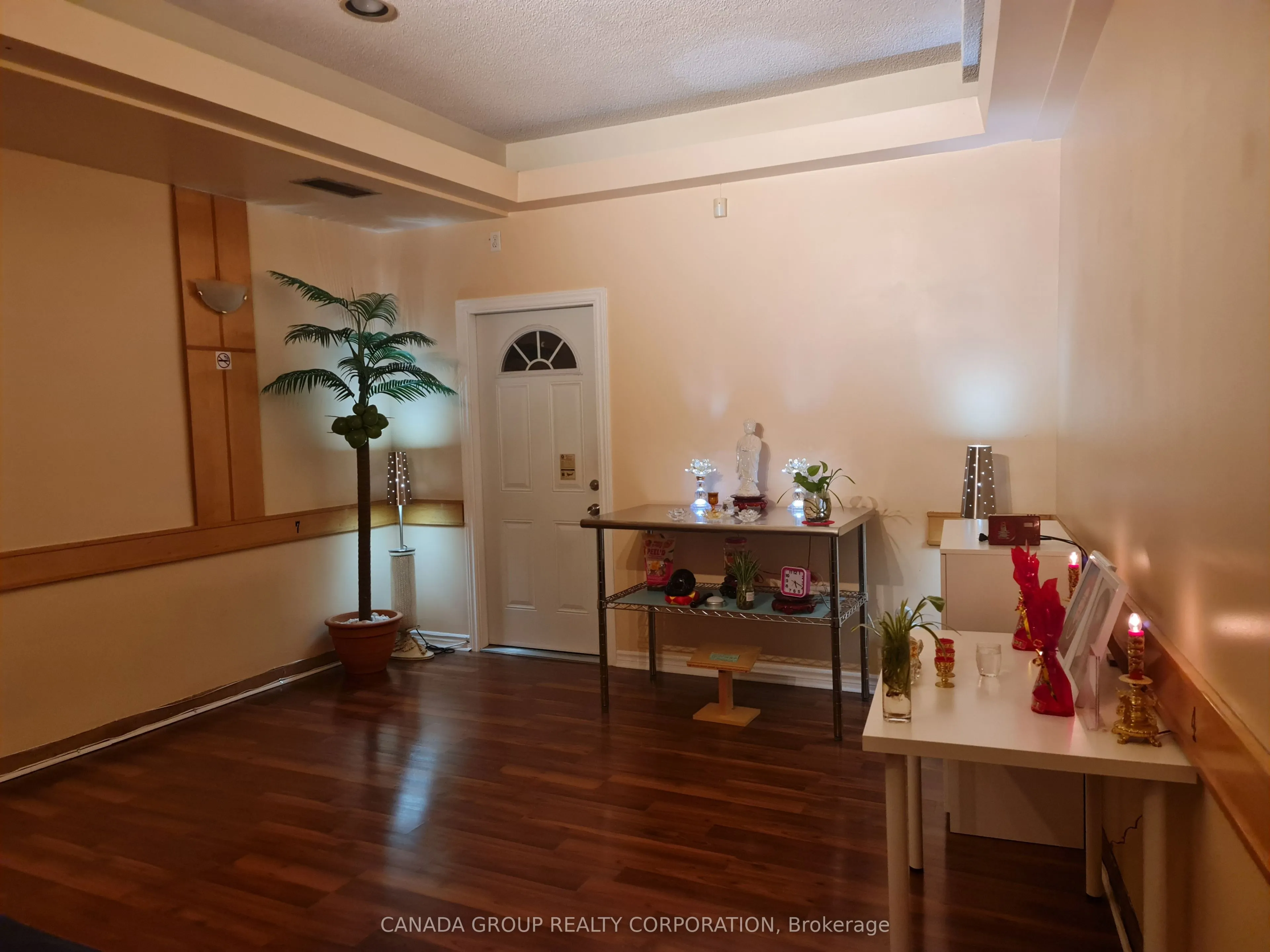 1584 Dundas Street W