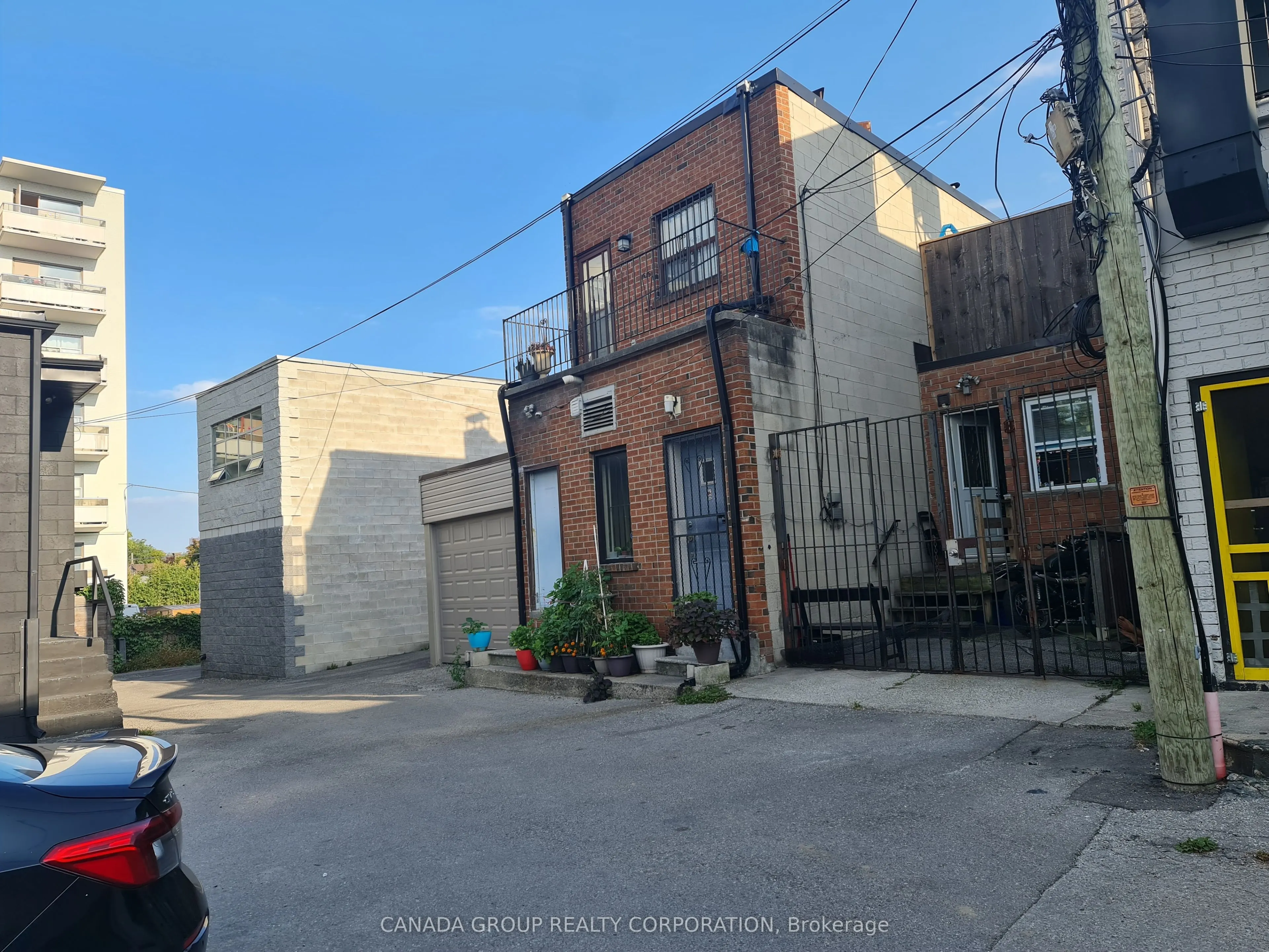 1584 Dundas Street W
