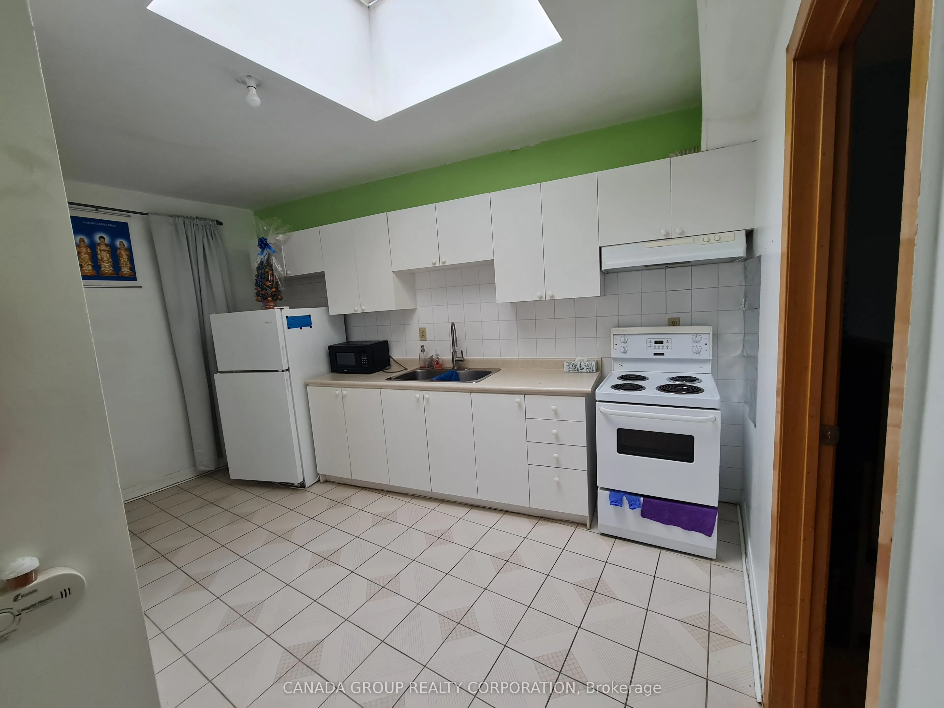 1584 Dundas Street W