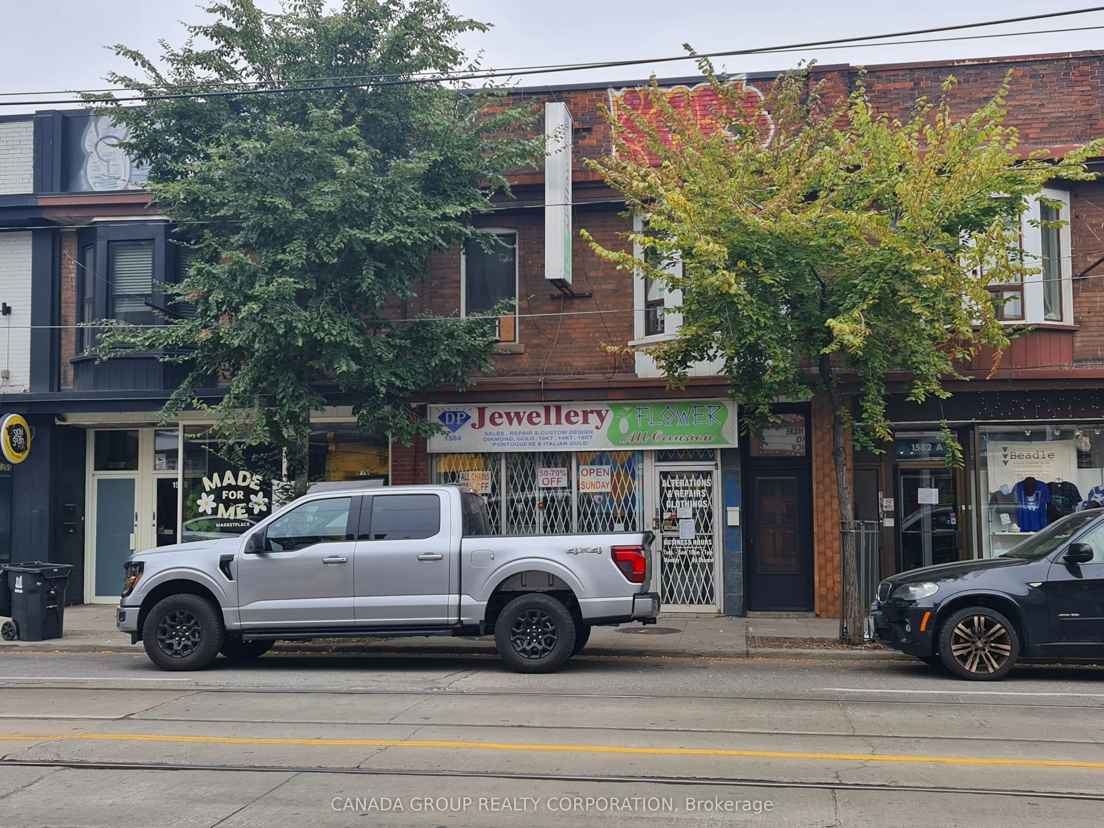 1584 Dundas Street W