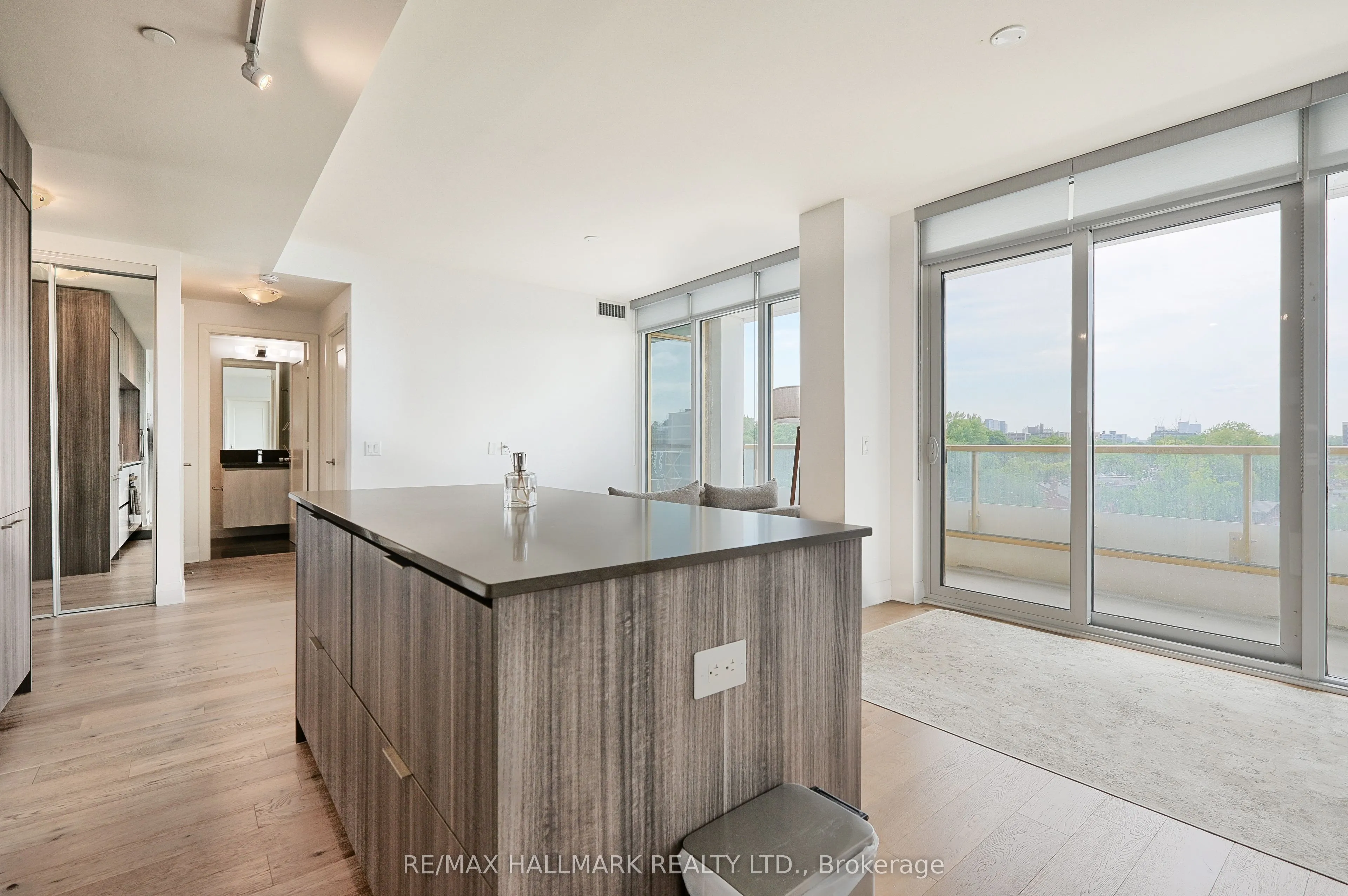 151 Avenue Road, #601