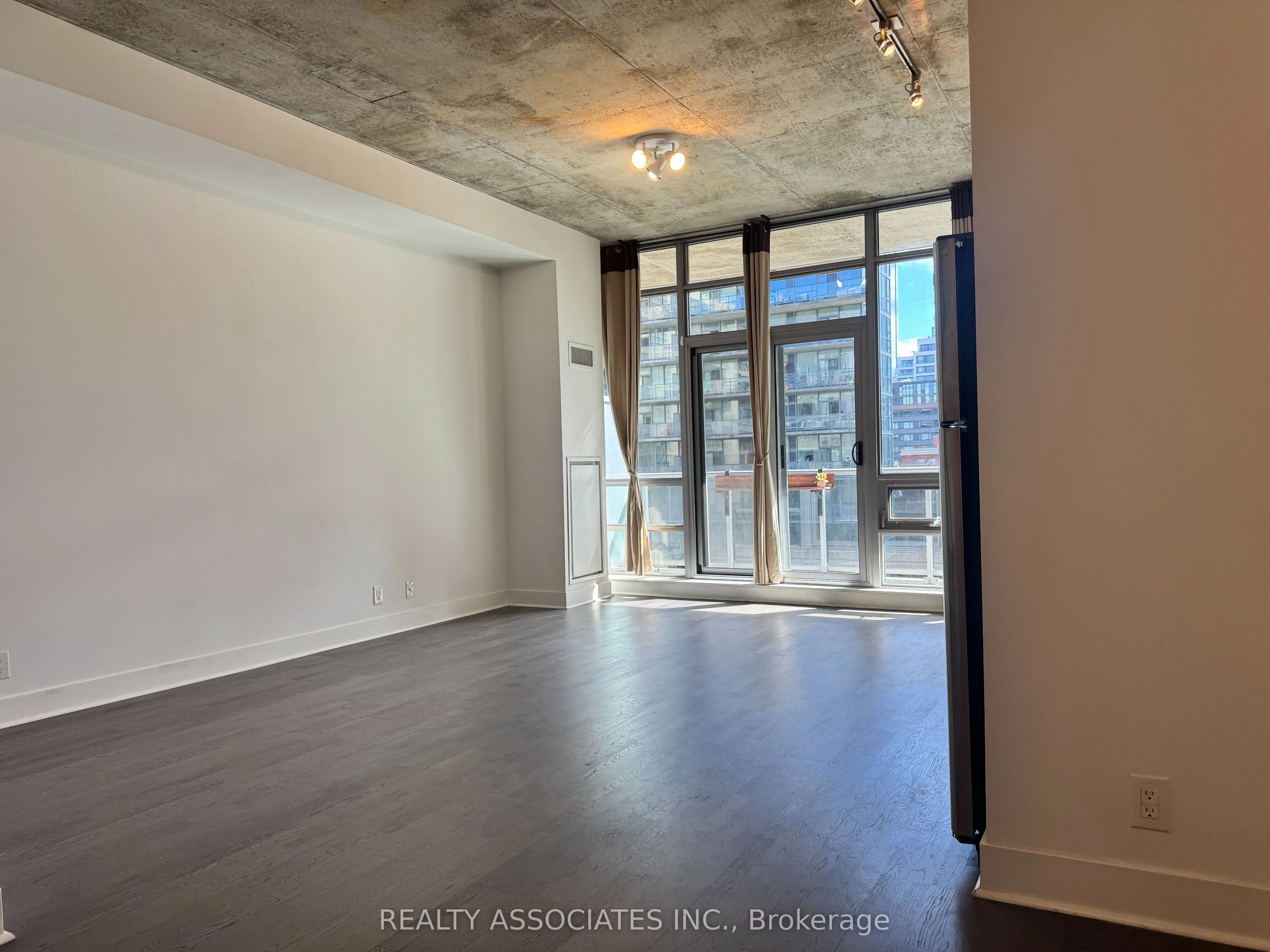 399 Adelaide Street W, #513