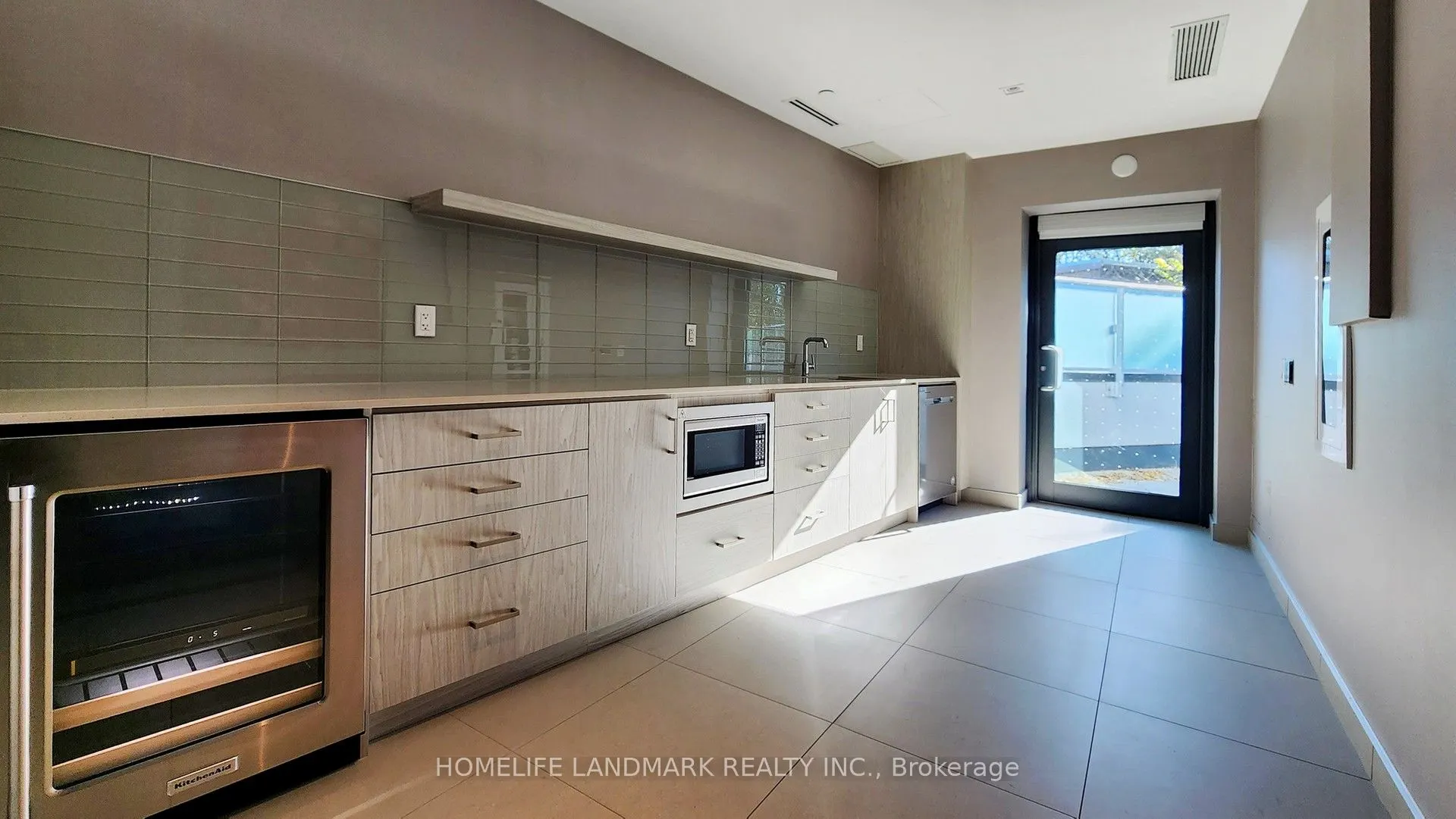 219 Dundas Street E, #609