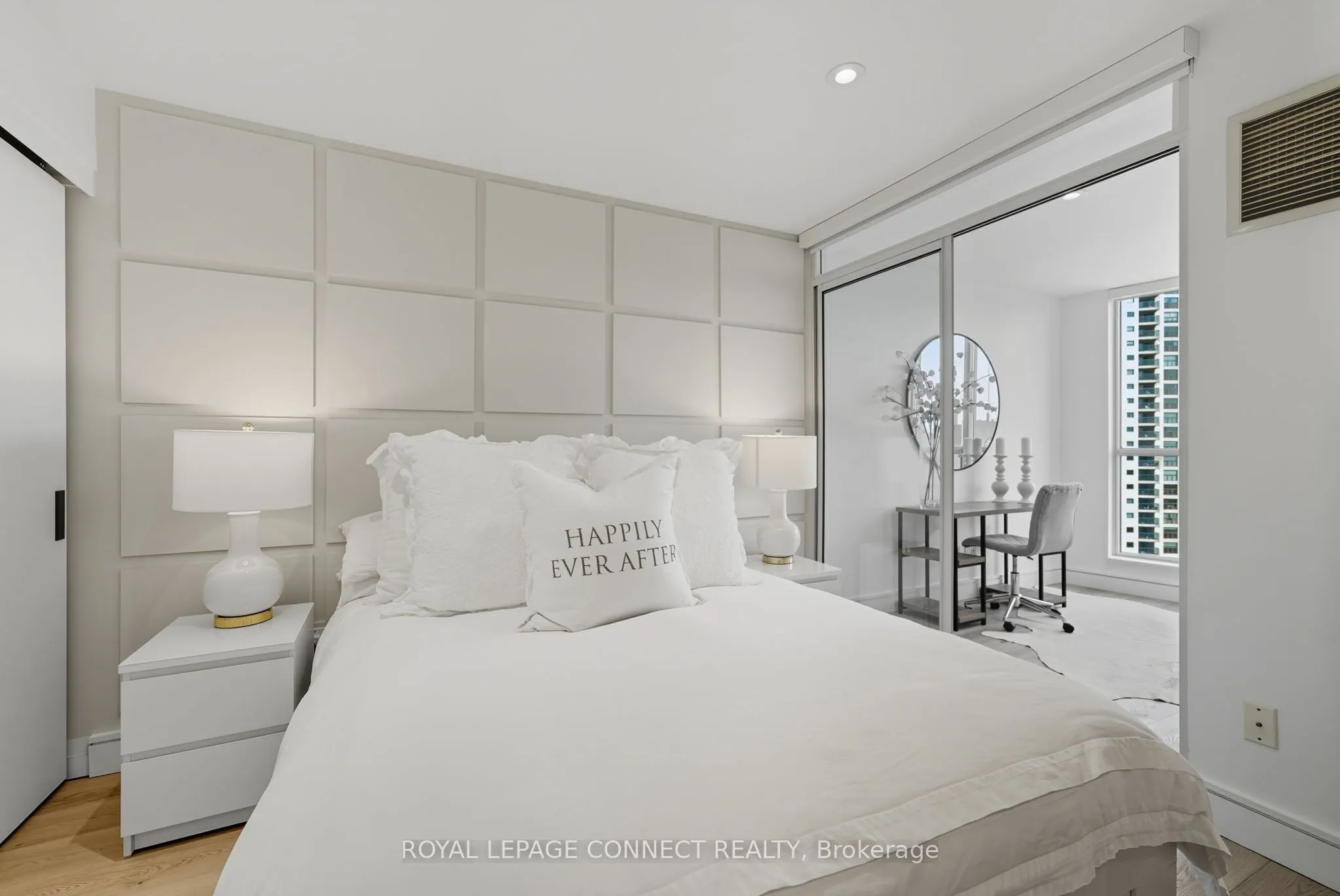 208 Queens Quay W, #1504