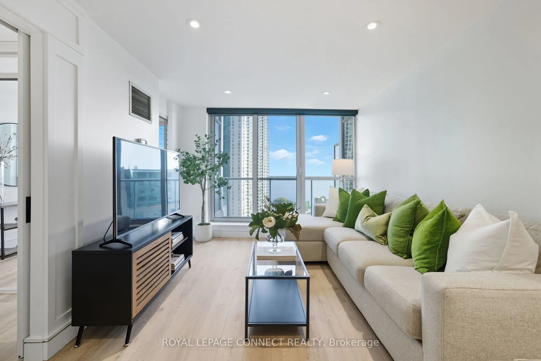 208 Queens Quay W, #1504