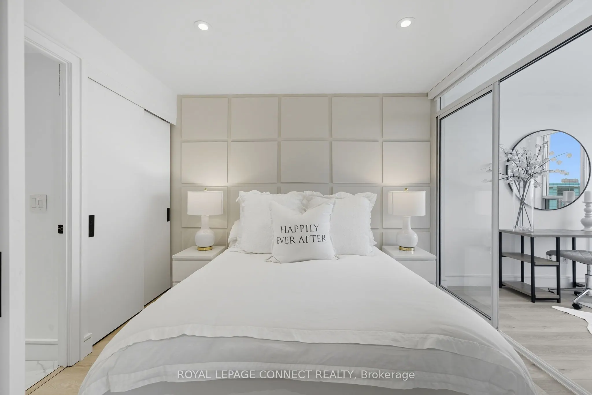 208 Queens Quay W, #1504