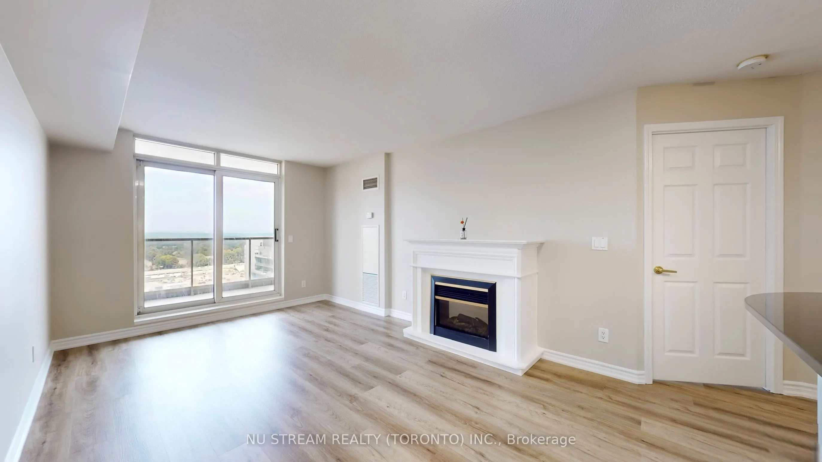 18 Kenaston Gardens, #1703
