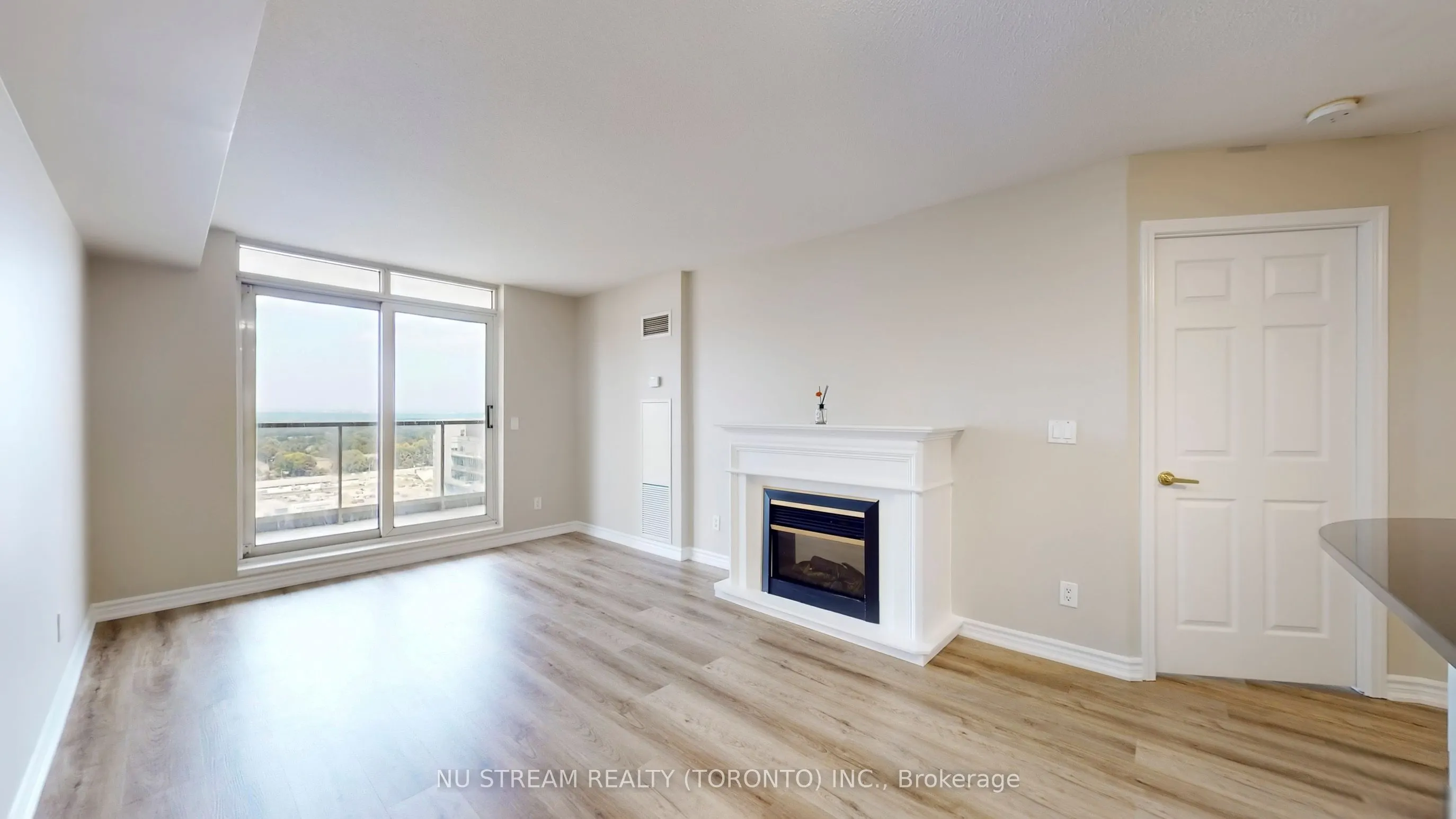 18 Kenaston Gardens, #1703