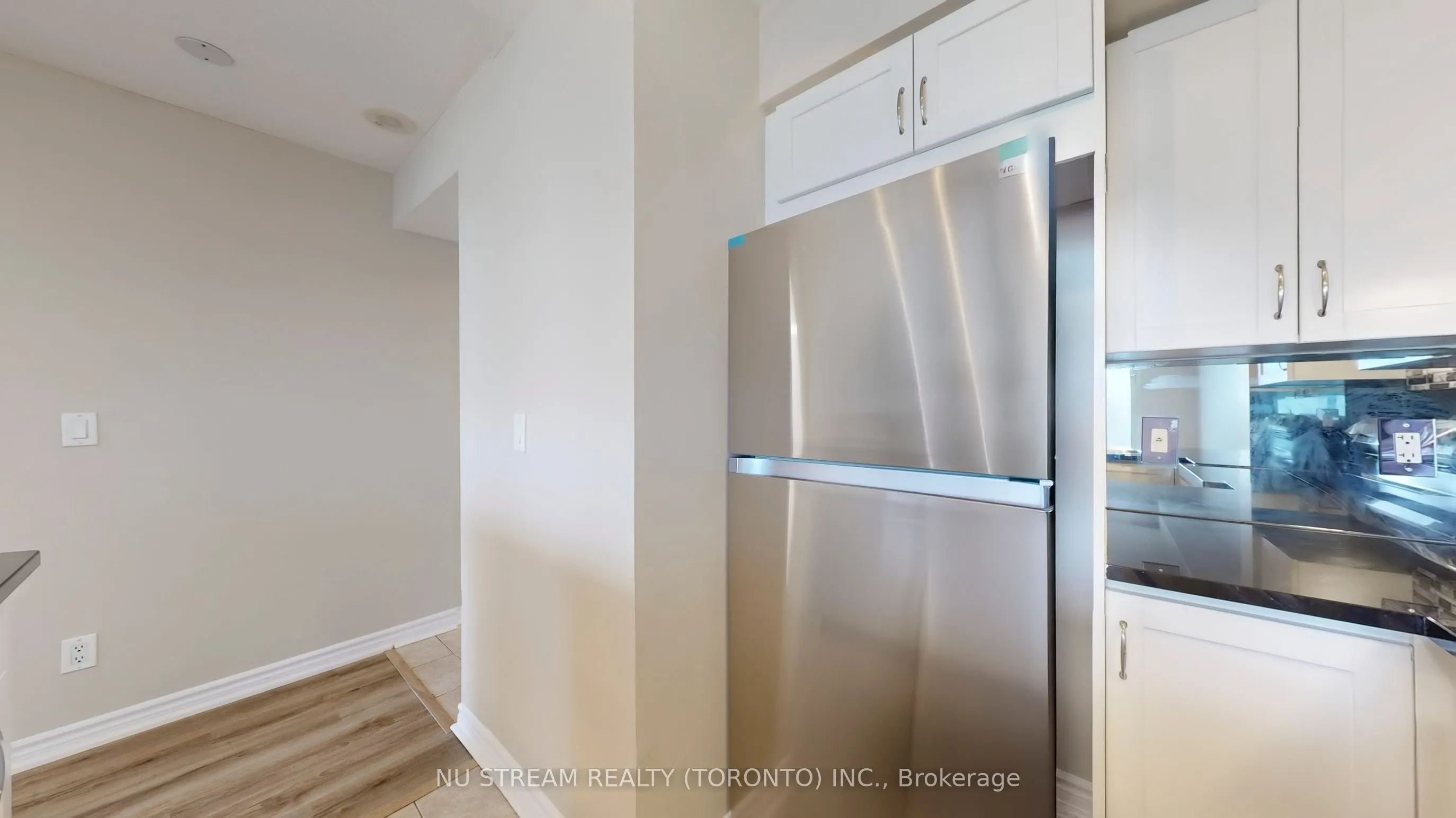 18 Kenaston Gardens, #1703
