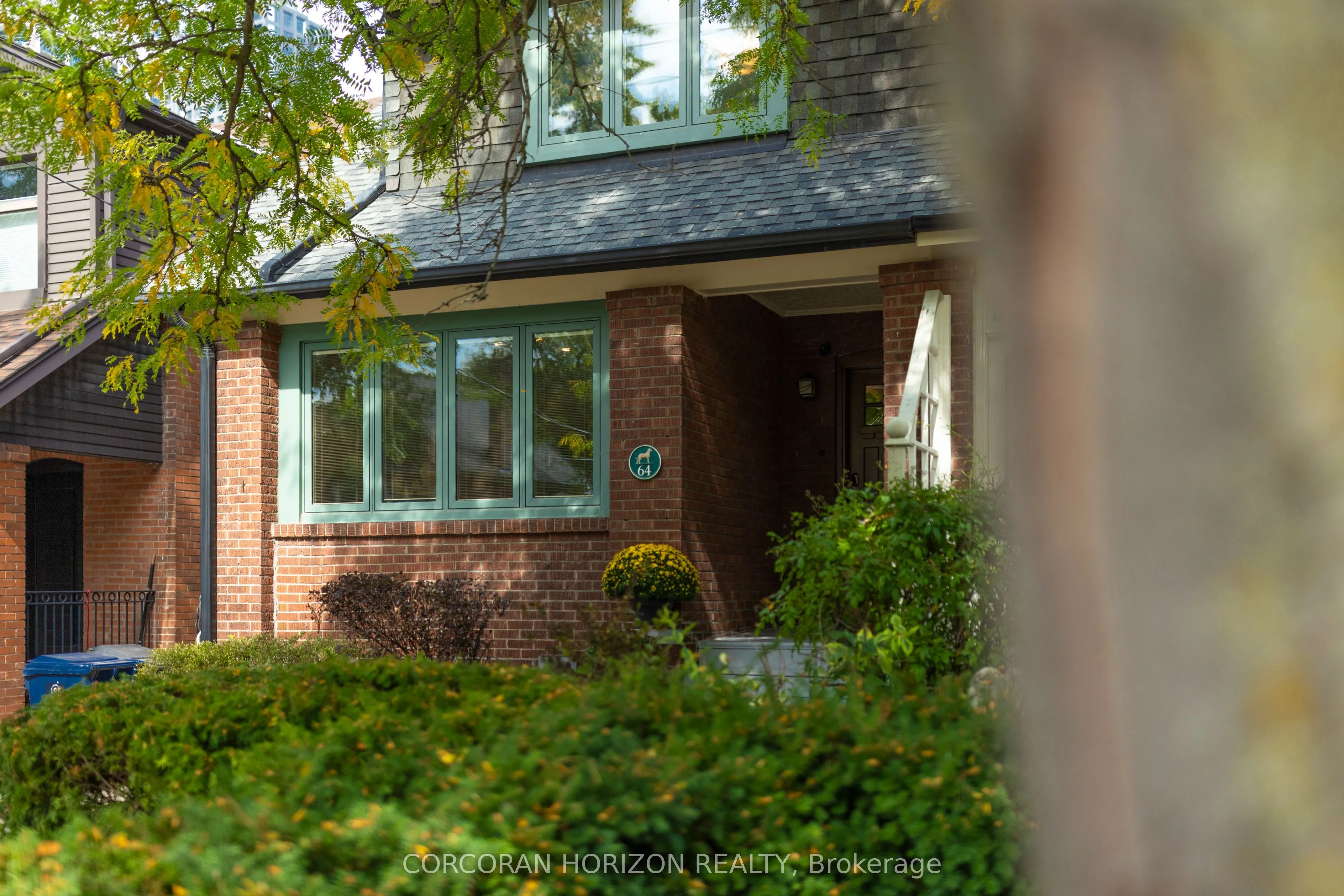64 Manor Road E