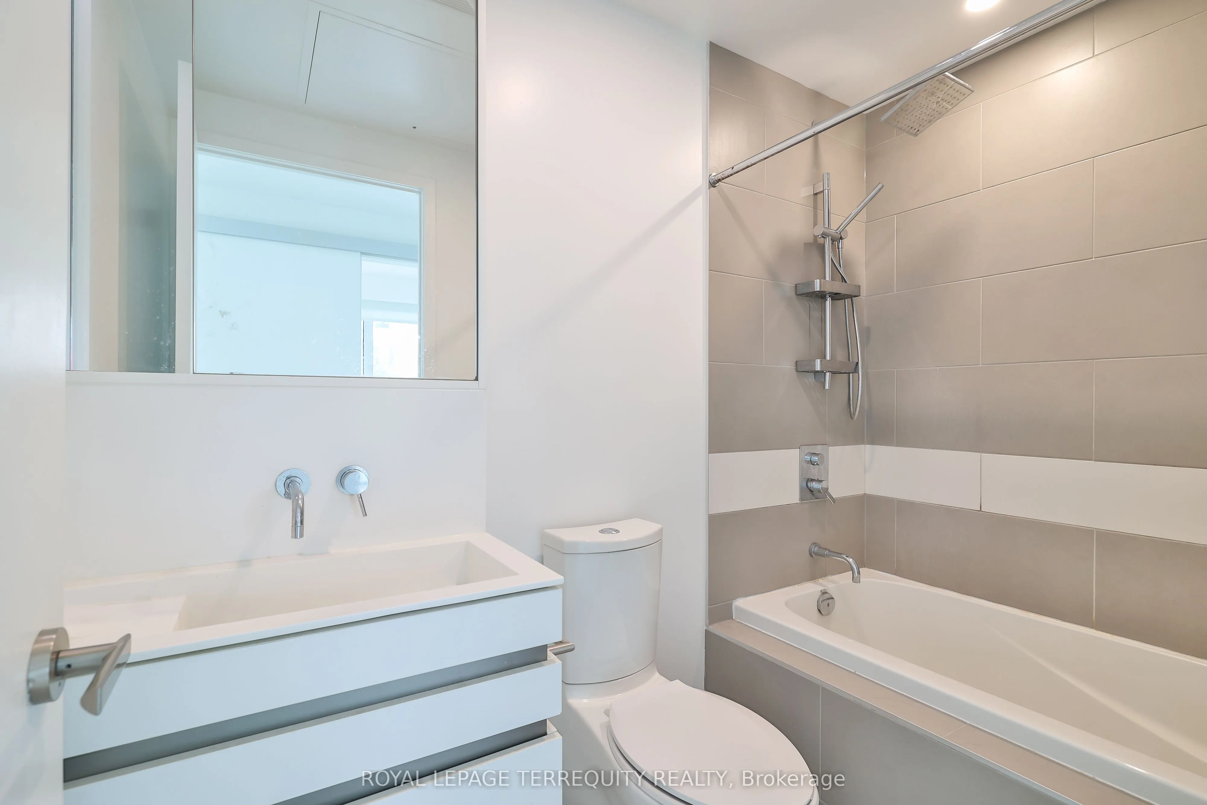 197 Yonge Street, #2709